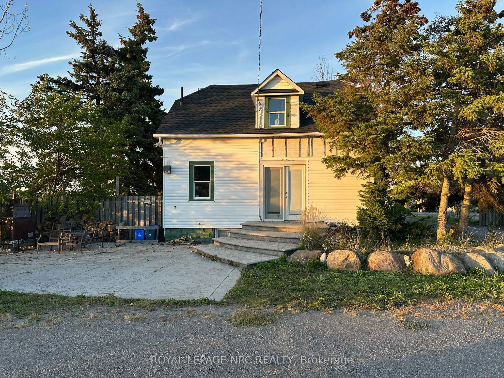 457 MAIN Street W