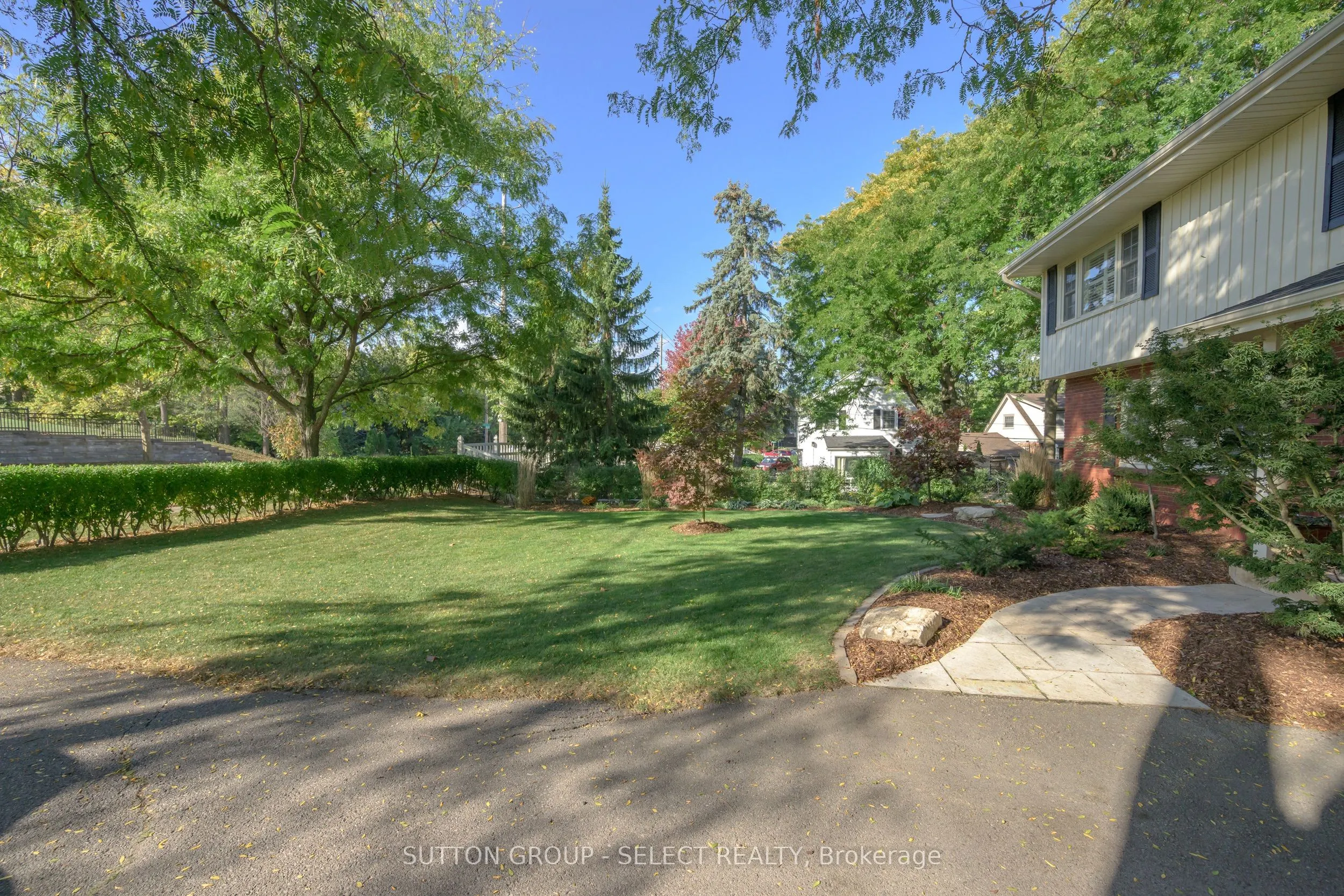 272 Commissioners Road E
