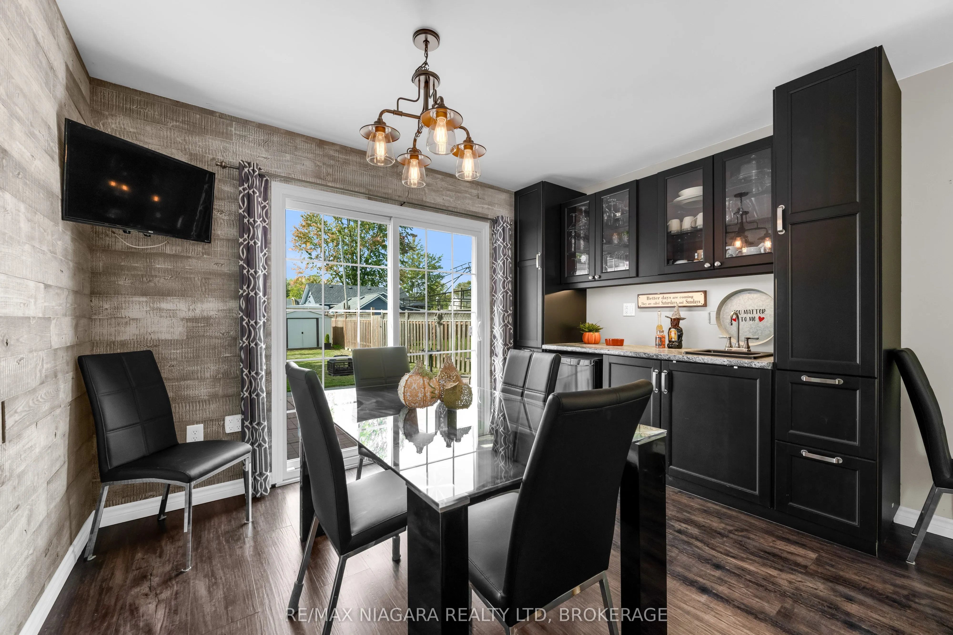 351 Crescent Road W