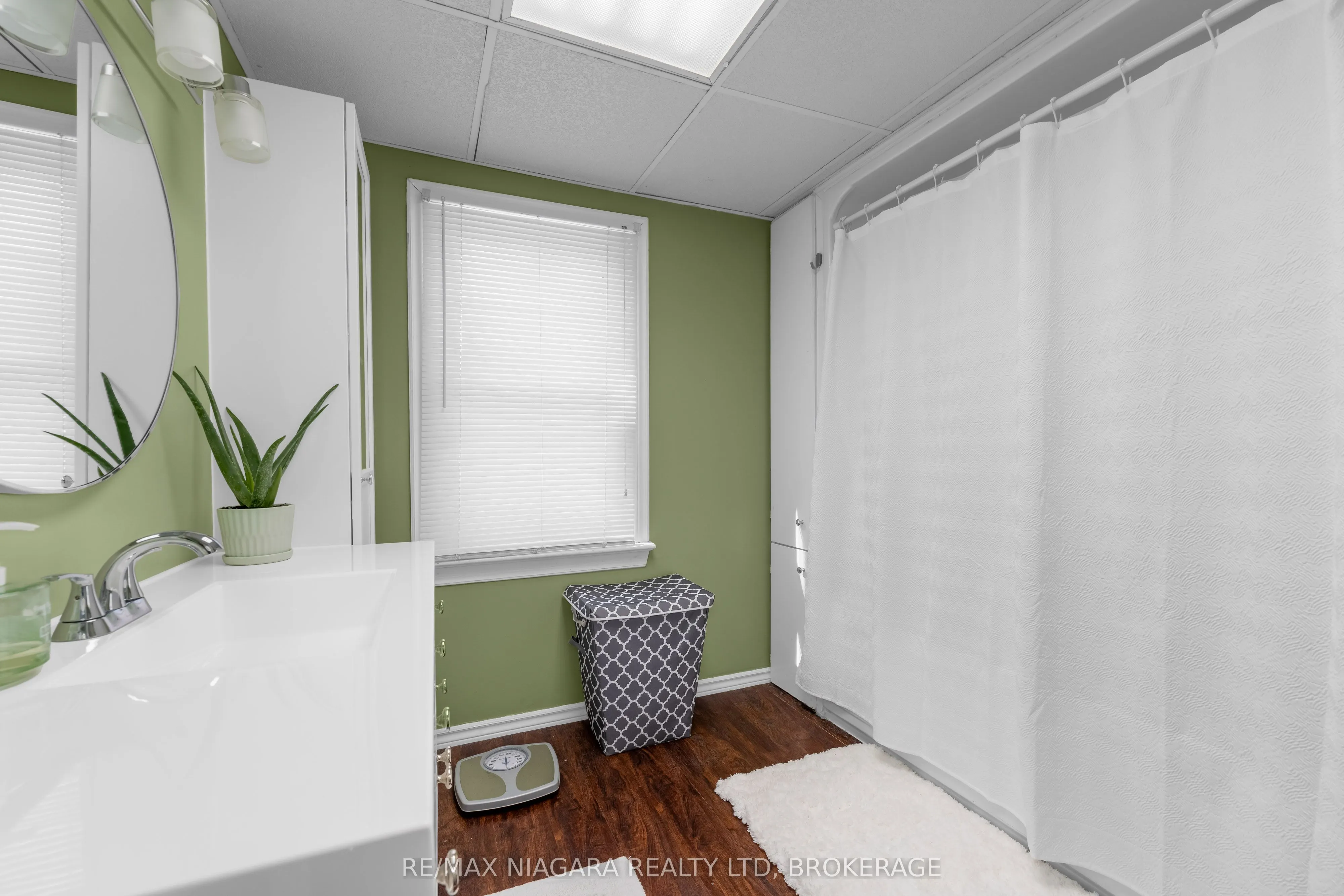 351 Crescent Road W