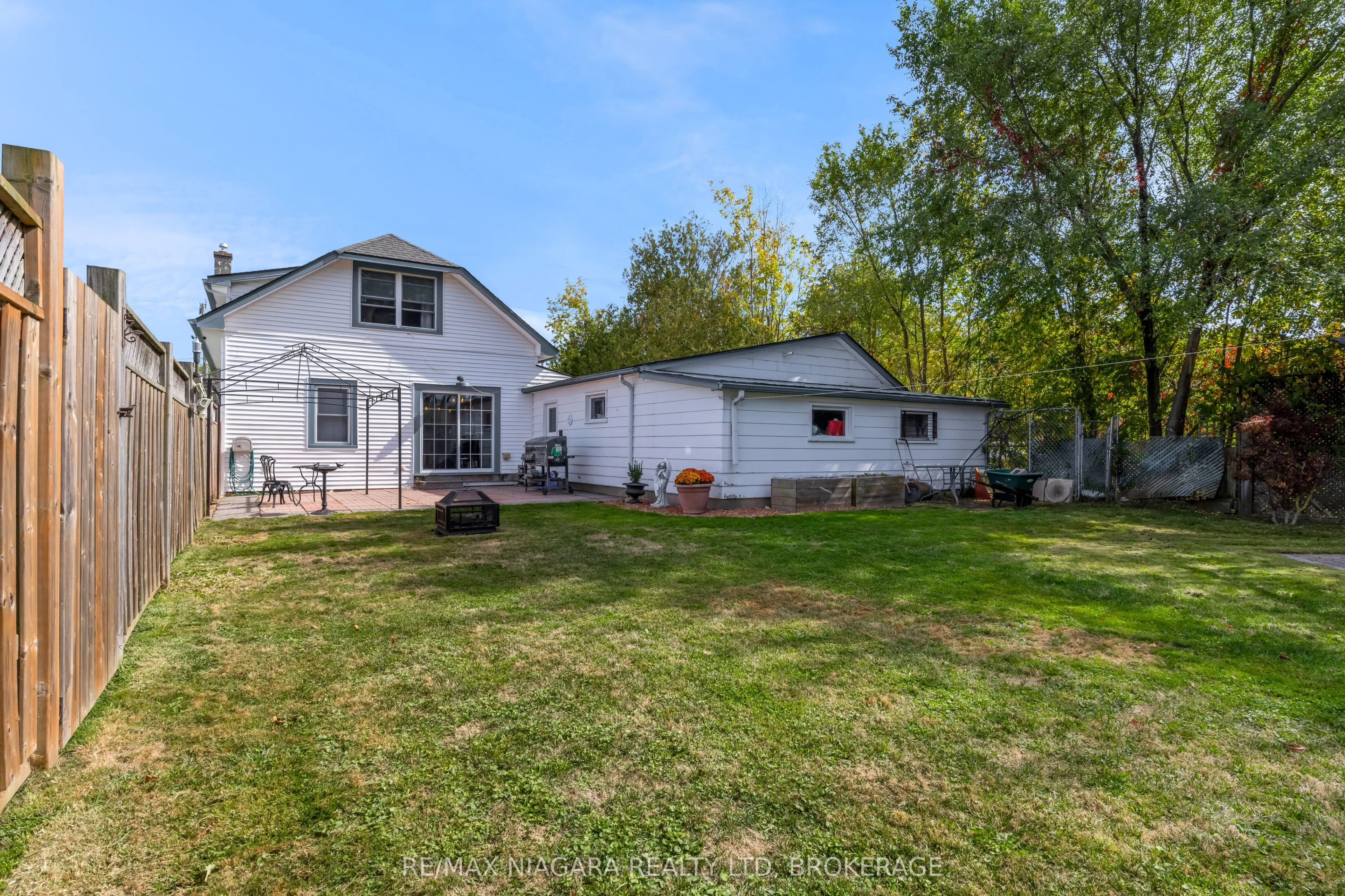 351 Crescent Road W