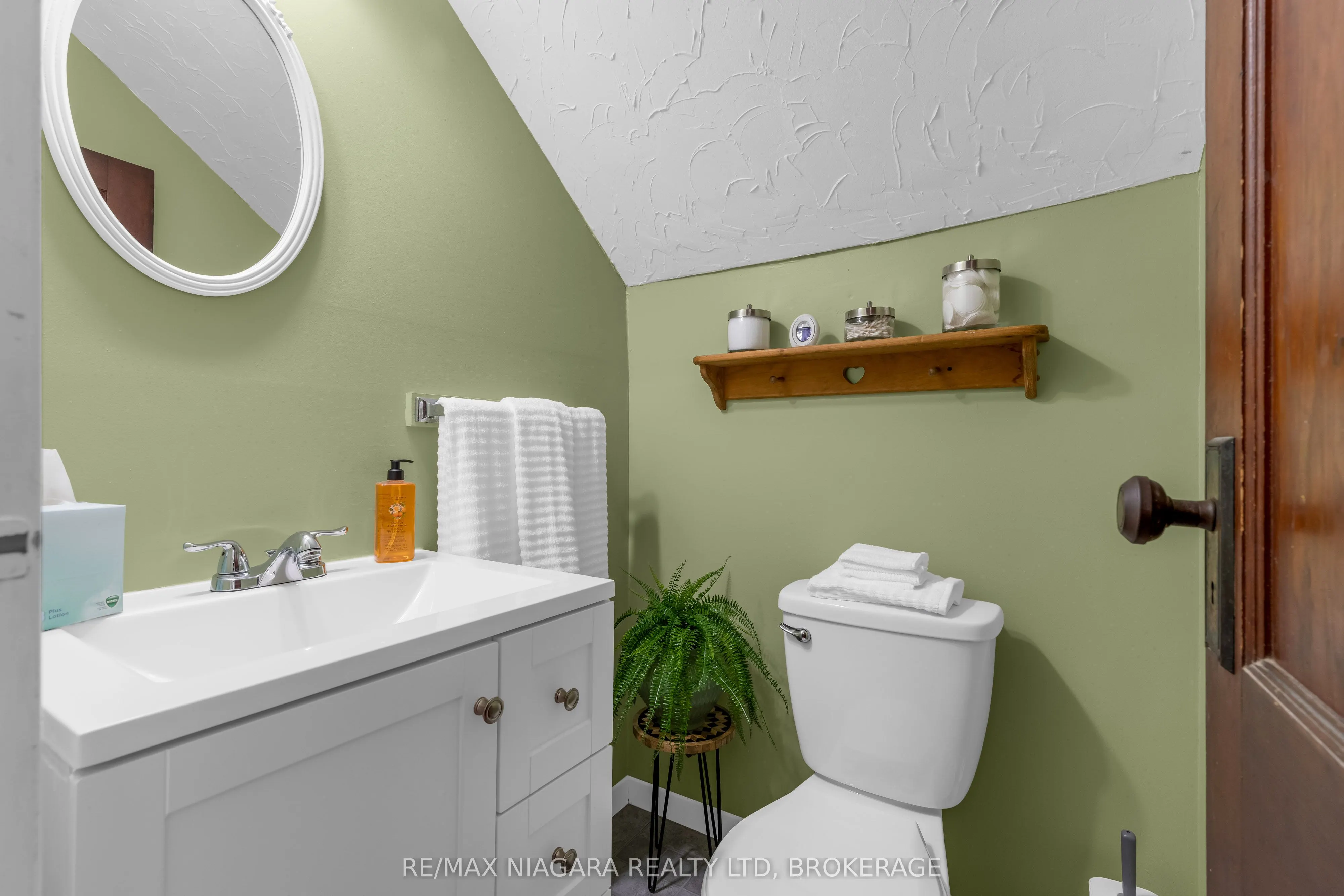 351 Crescent Road W