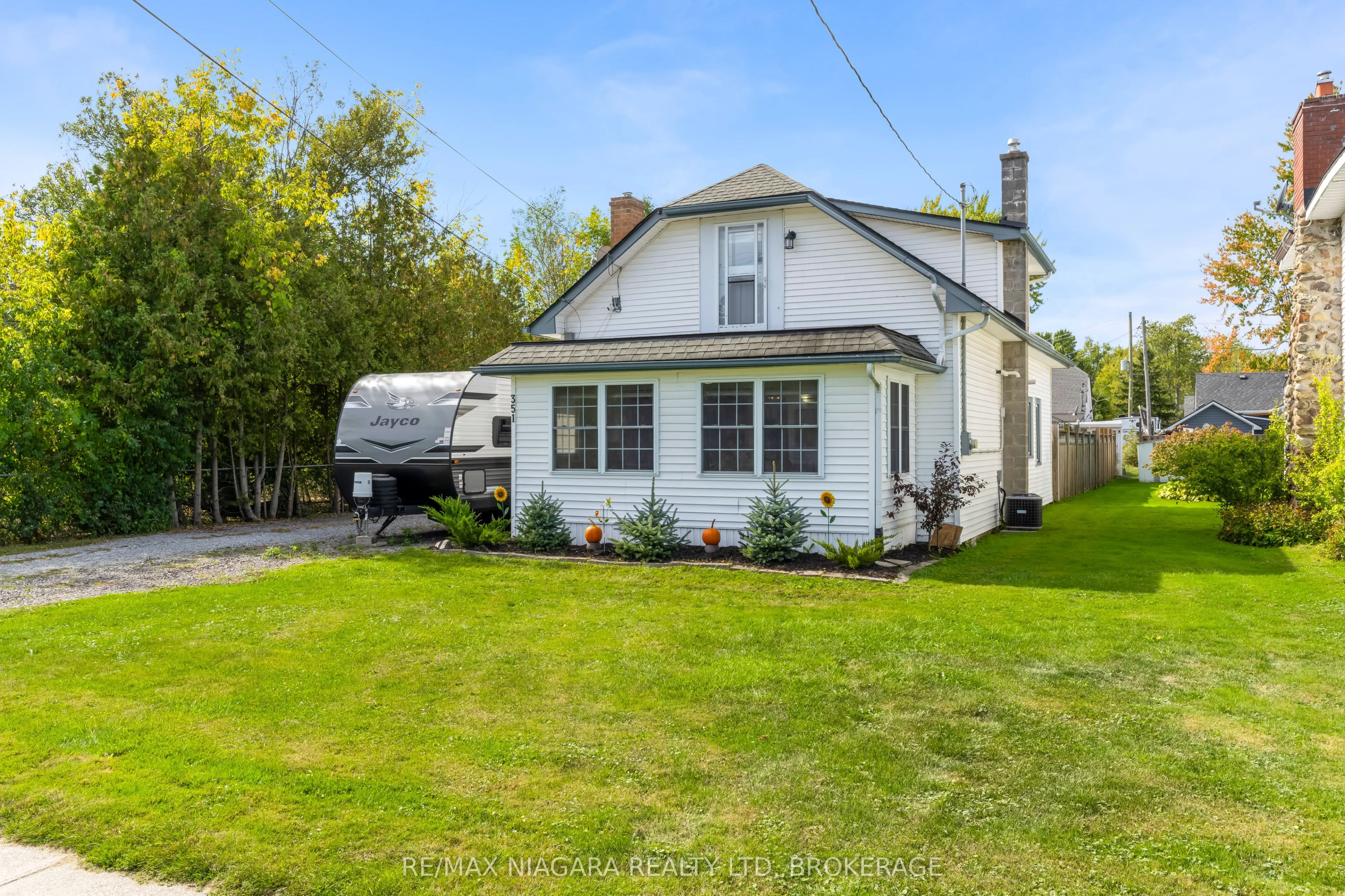 351 Crescent Road W