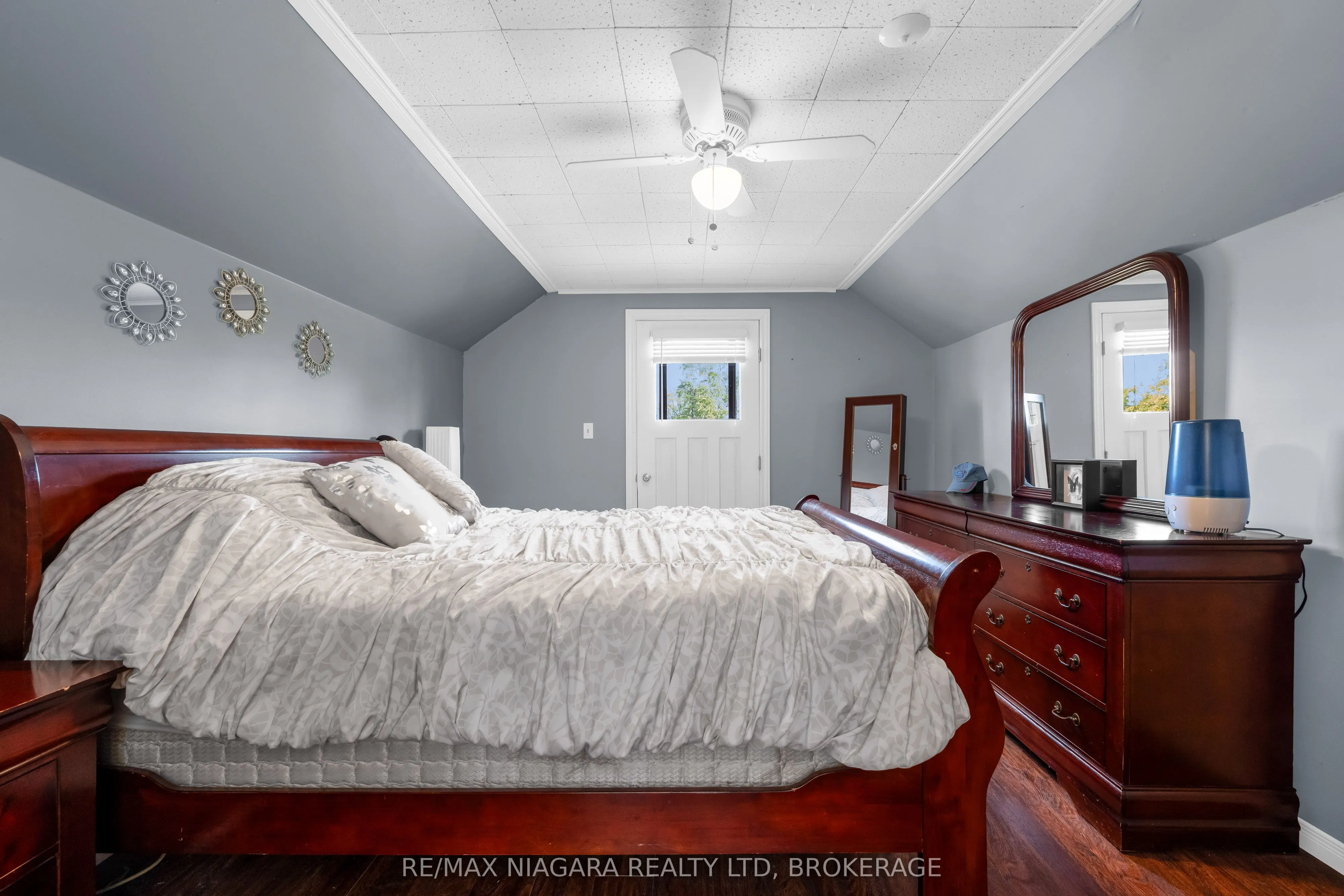 351 Crescent Road W