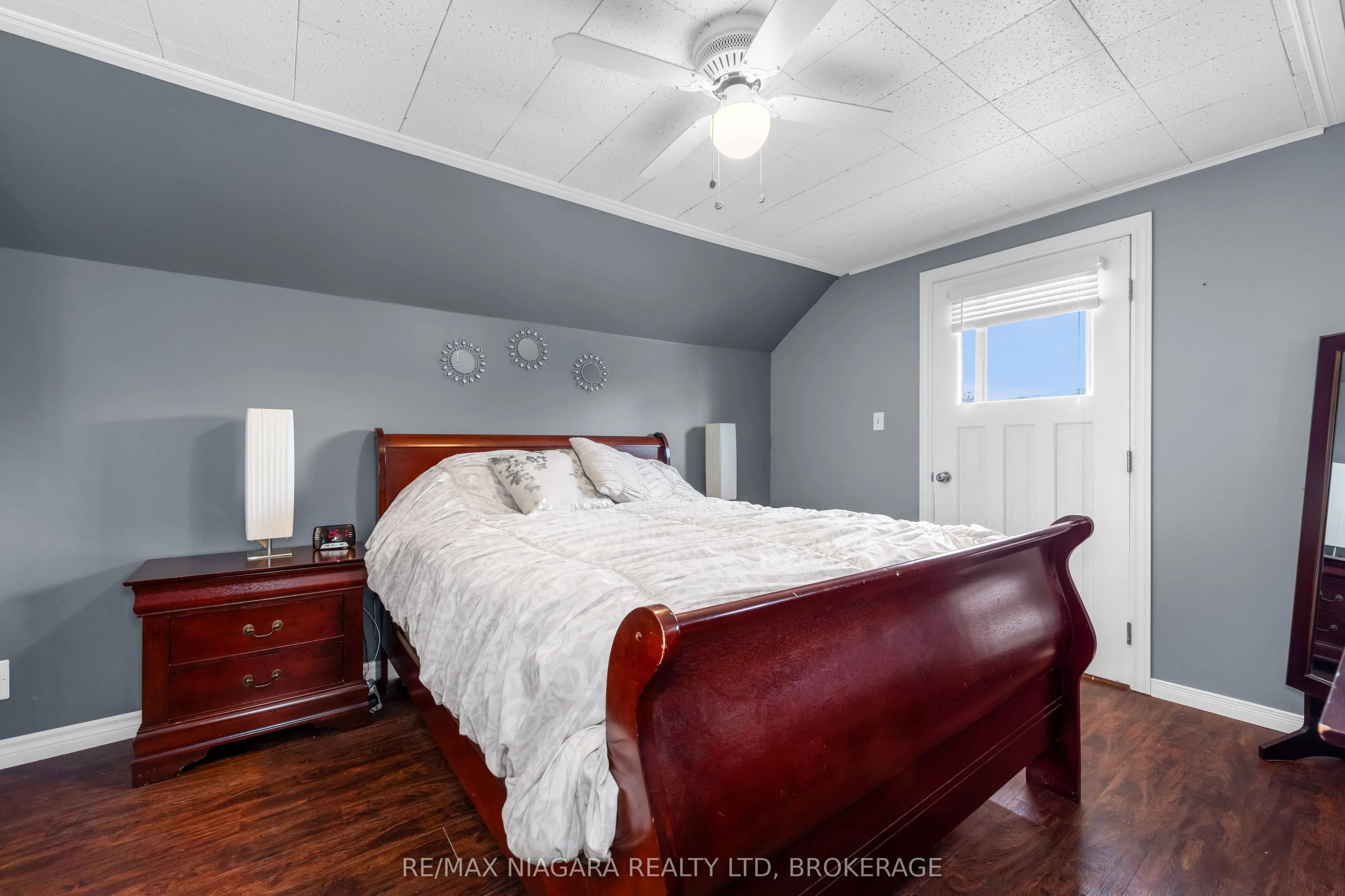 351 Crescent Road W