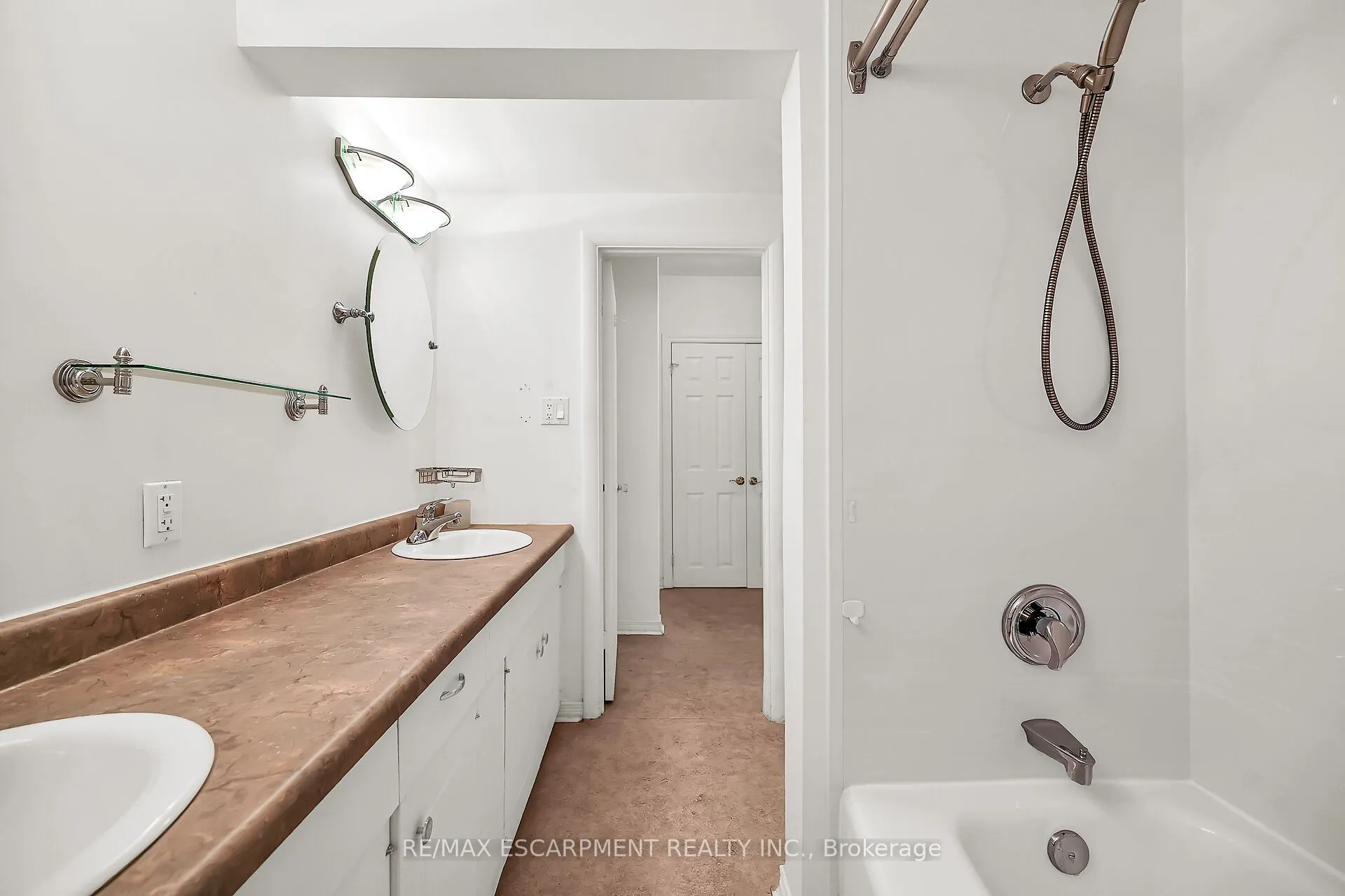 510 Queenston Road, #404