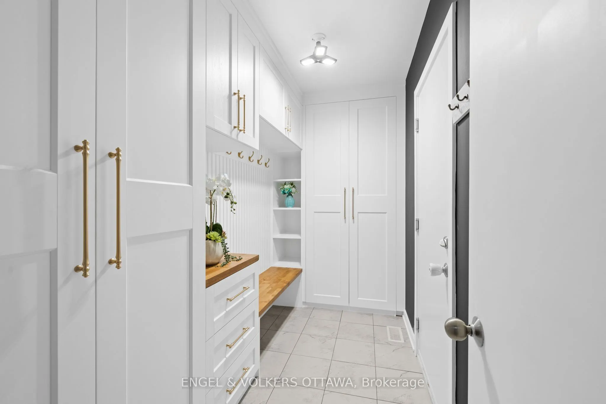 933 Islington Way