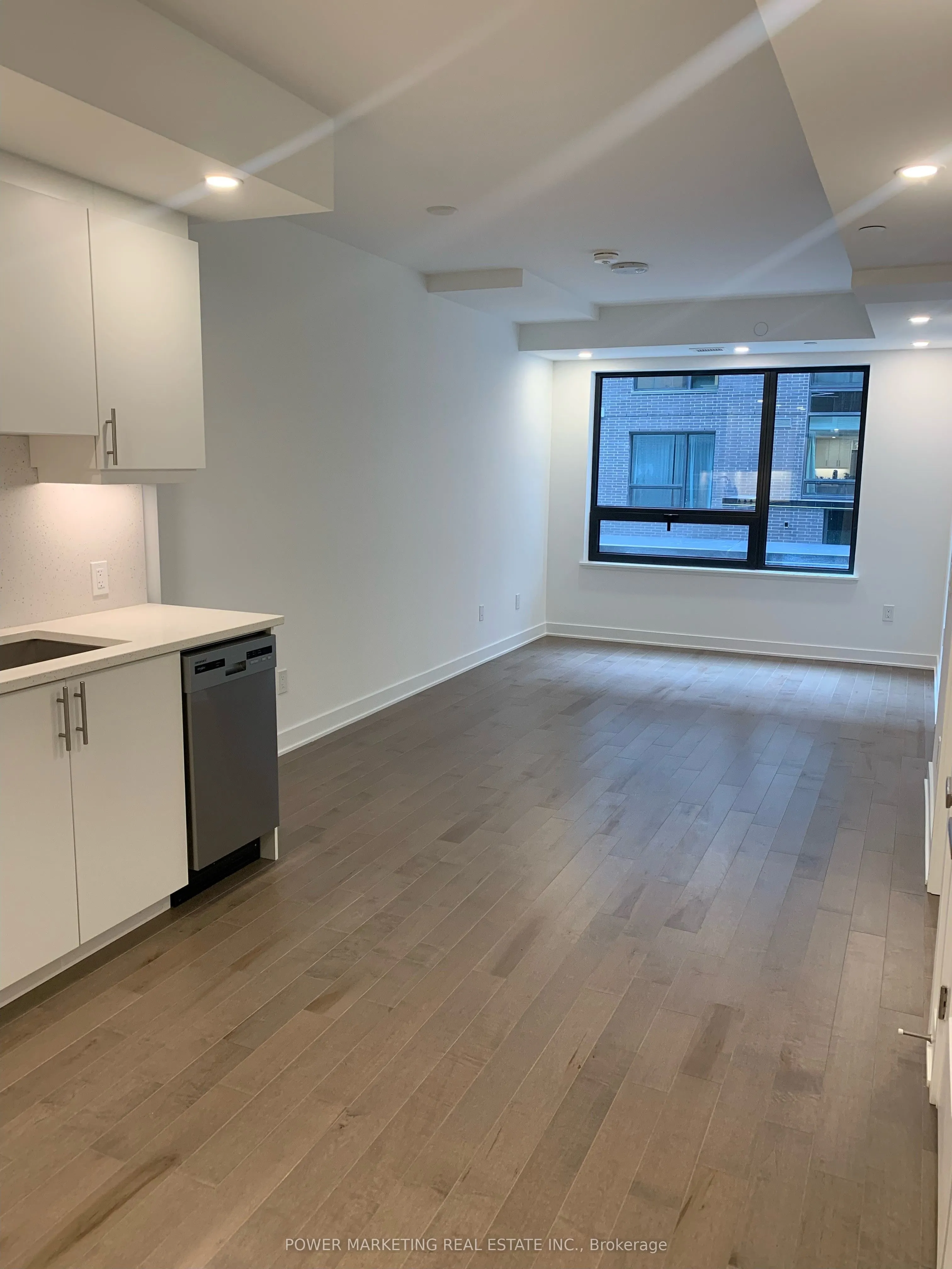 340 QUEEN Street, #410