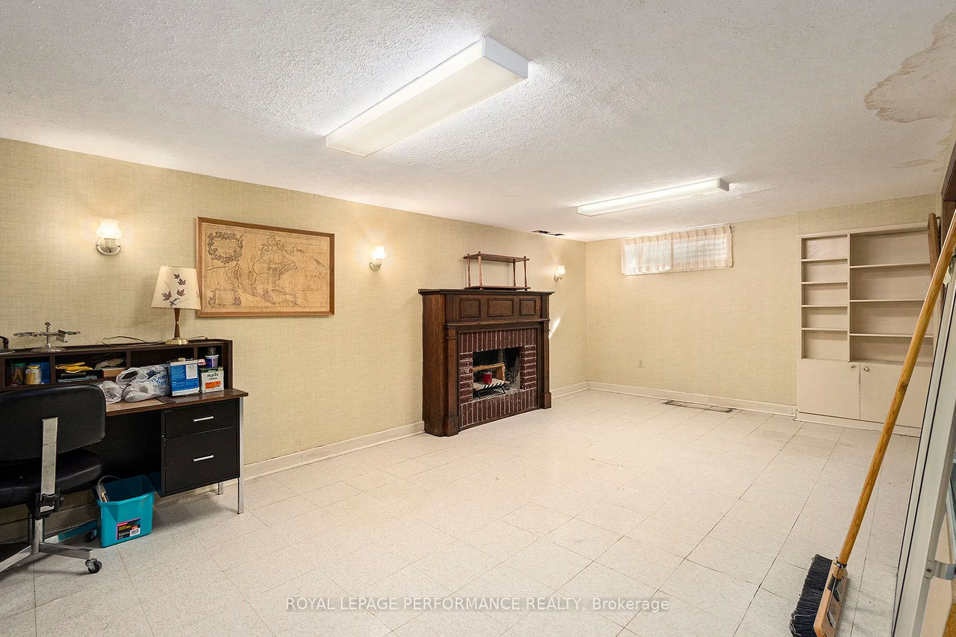 1842 Playfair Drive