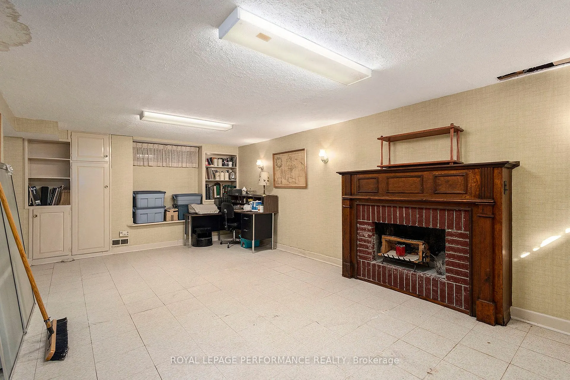1842 Playfair Drive