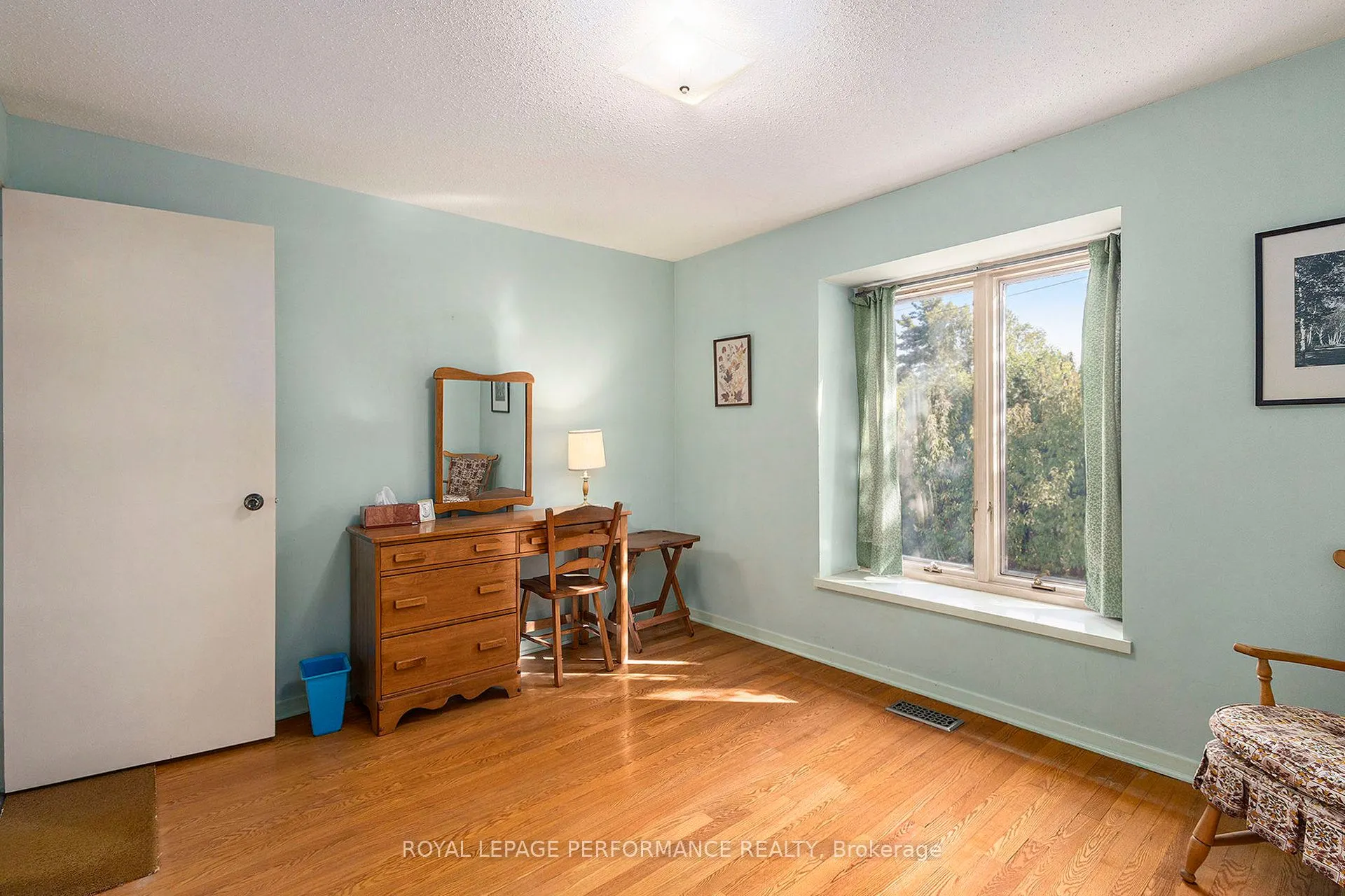 1842 Playfair Drive
