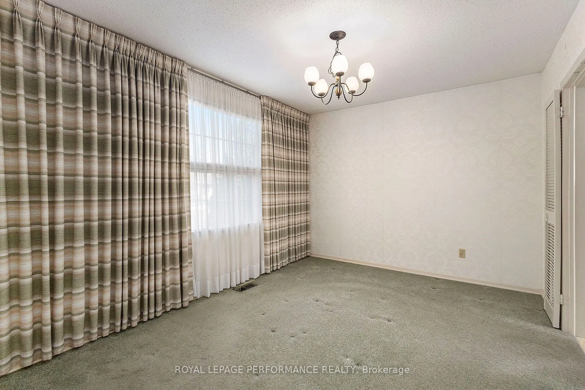 1842 Playfair Drive