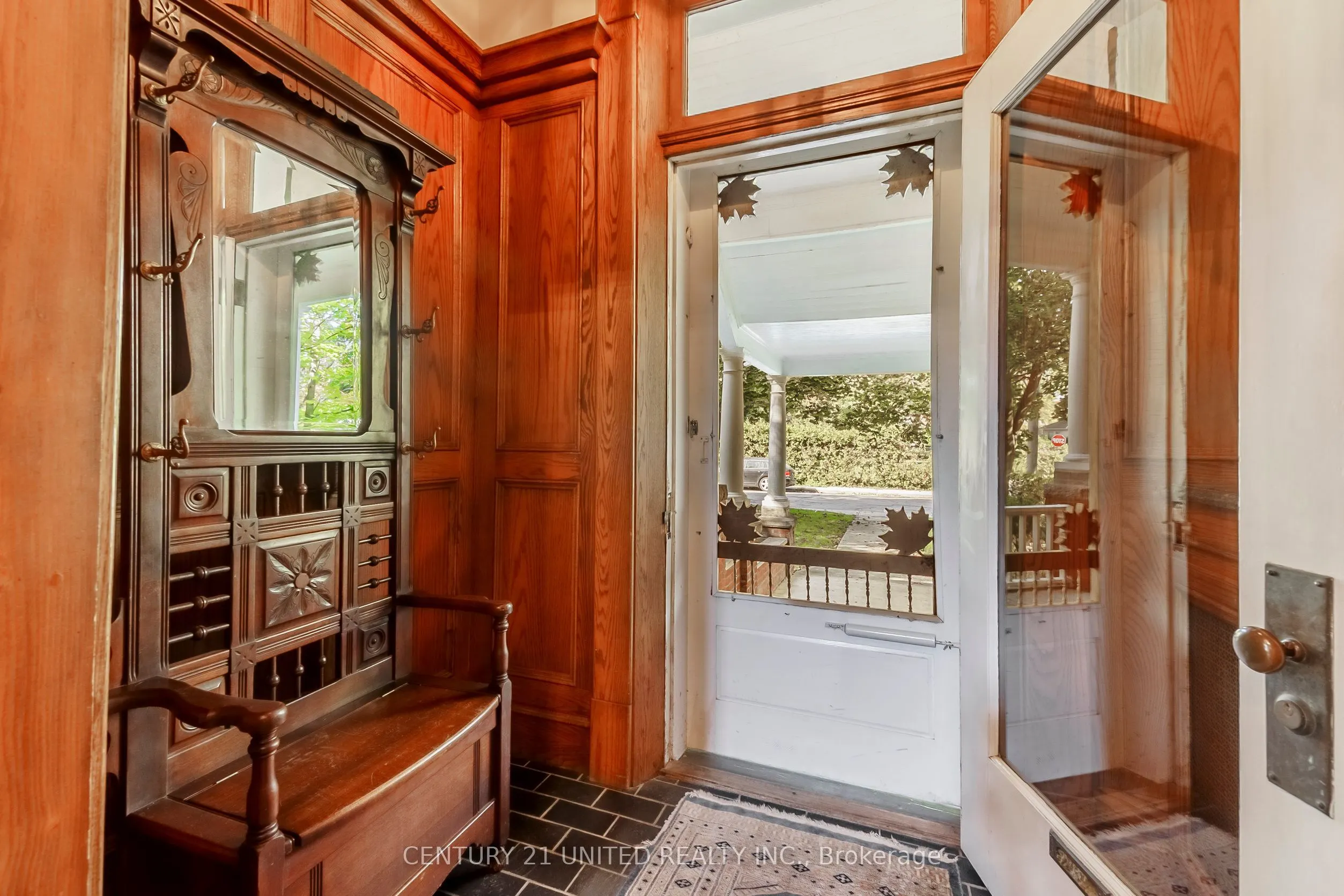 463 Hunter Street W
