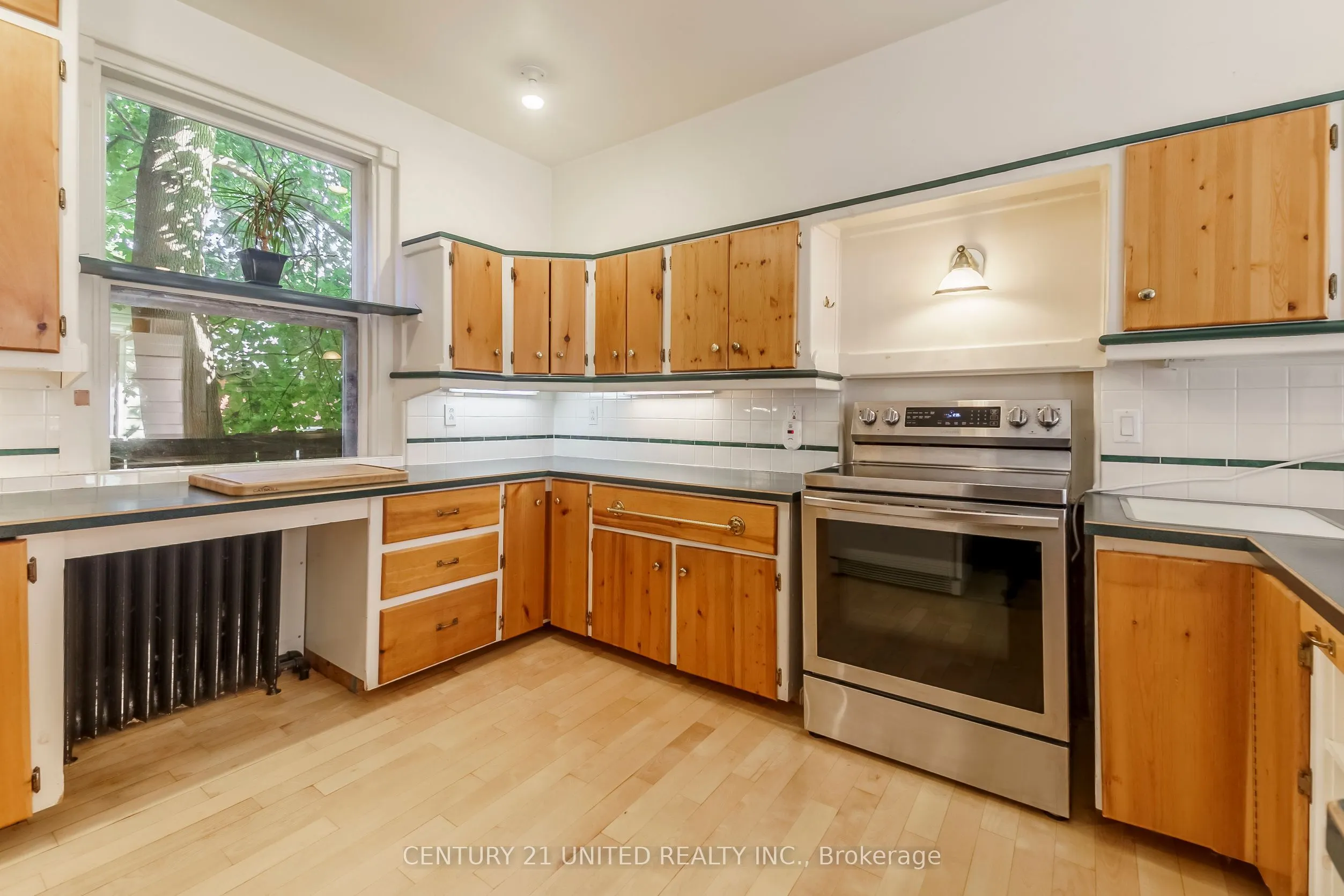 463 Hunter Street W