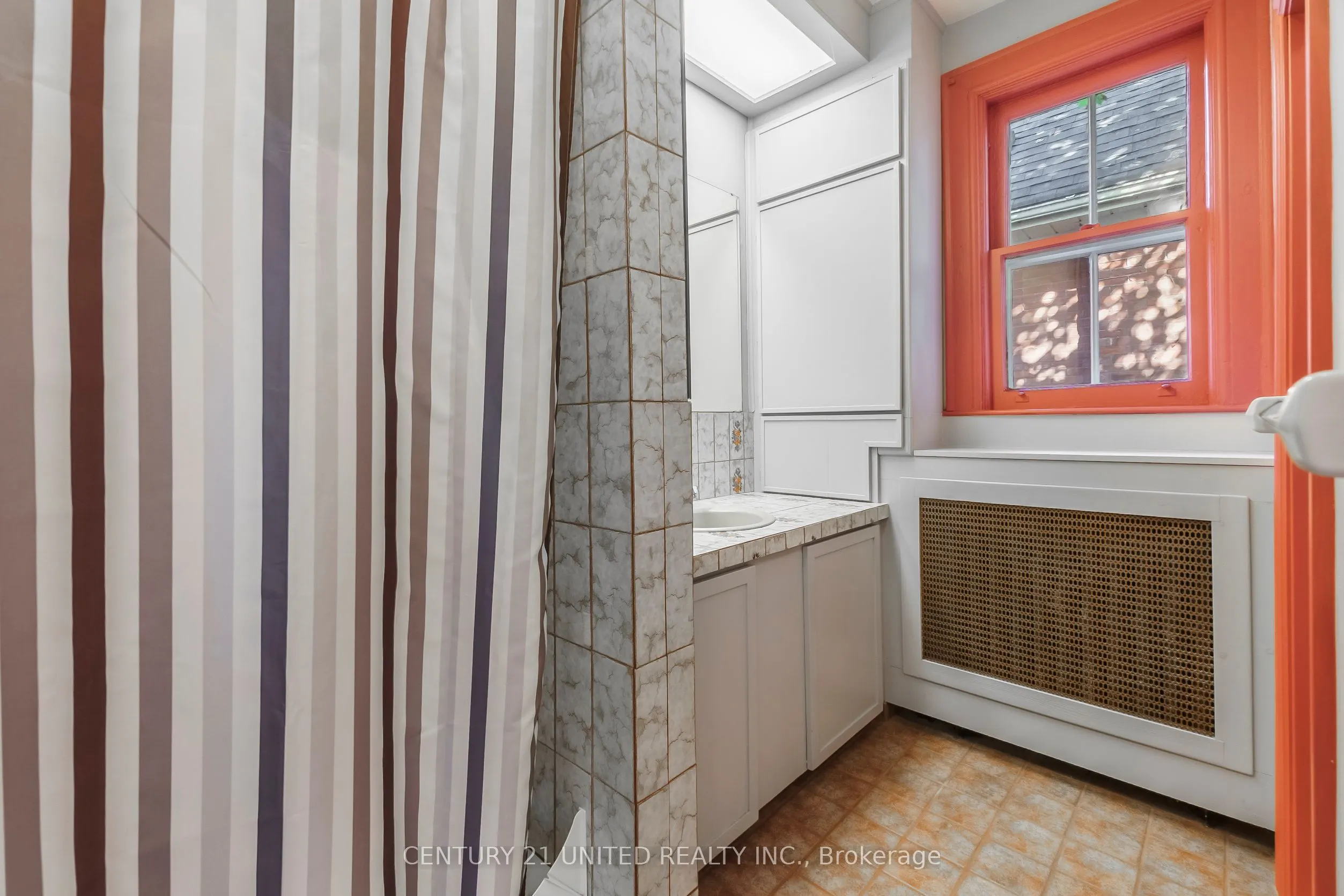 463 Hunter Street W