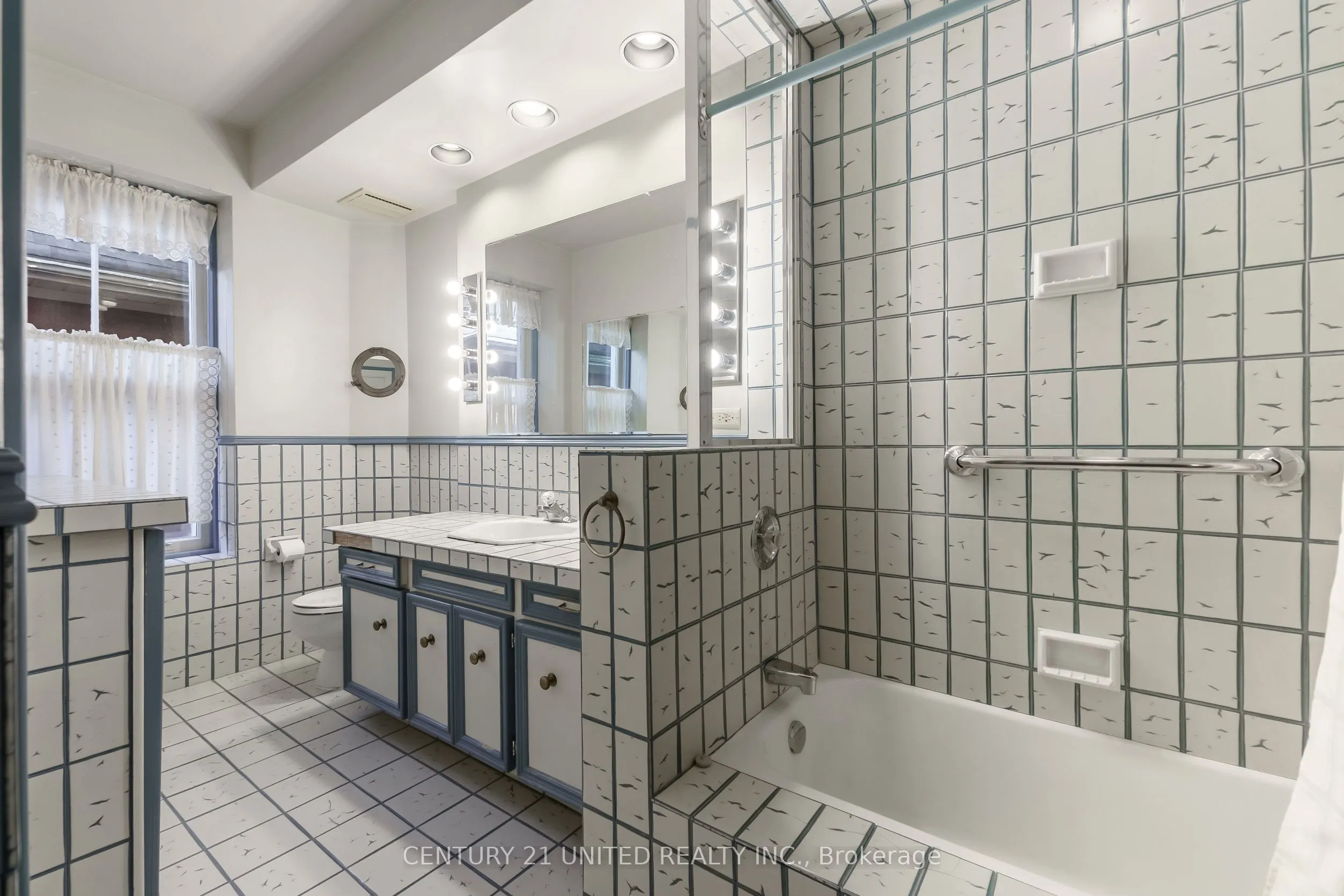 463 Hunter Street W