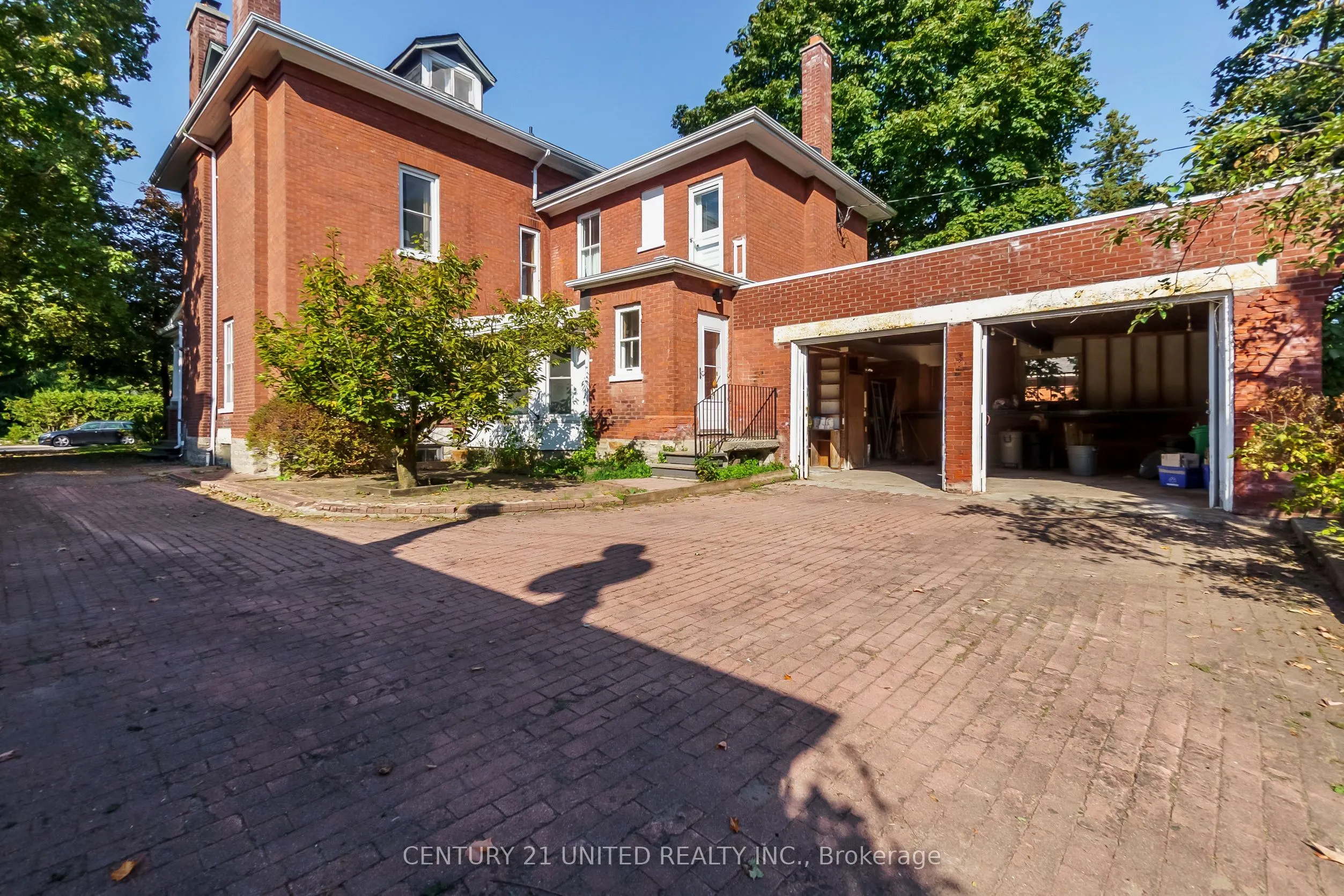 463 Hunter Street W