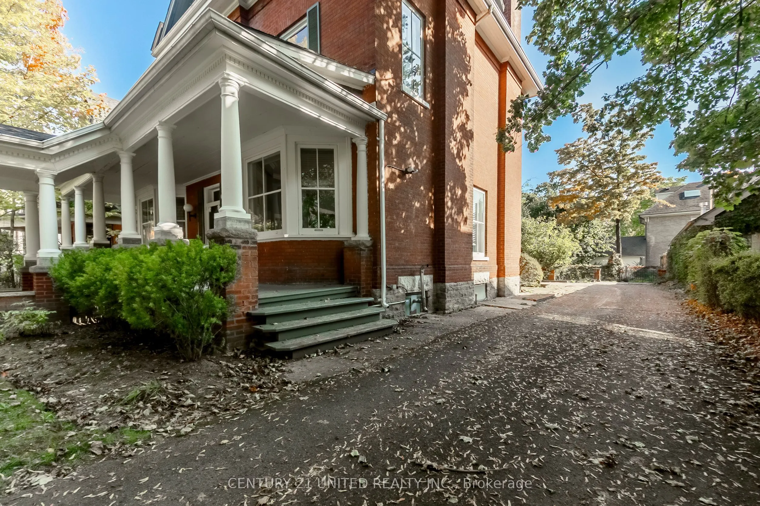 463 Hunter Street W