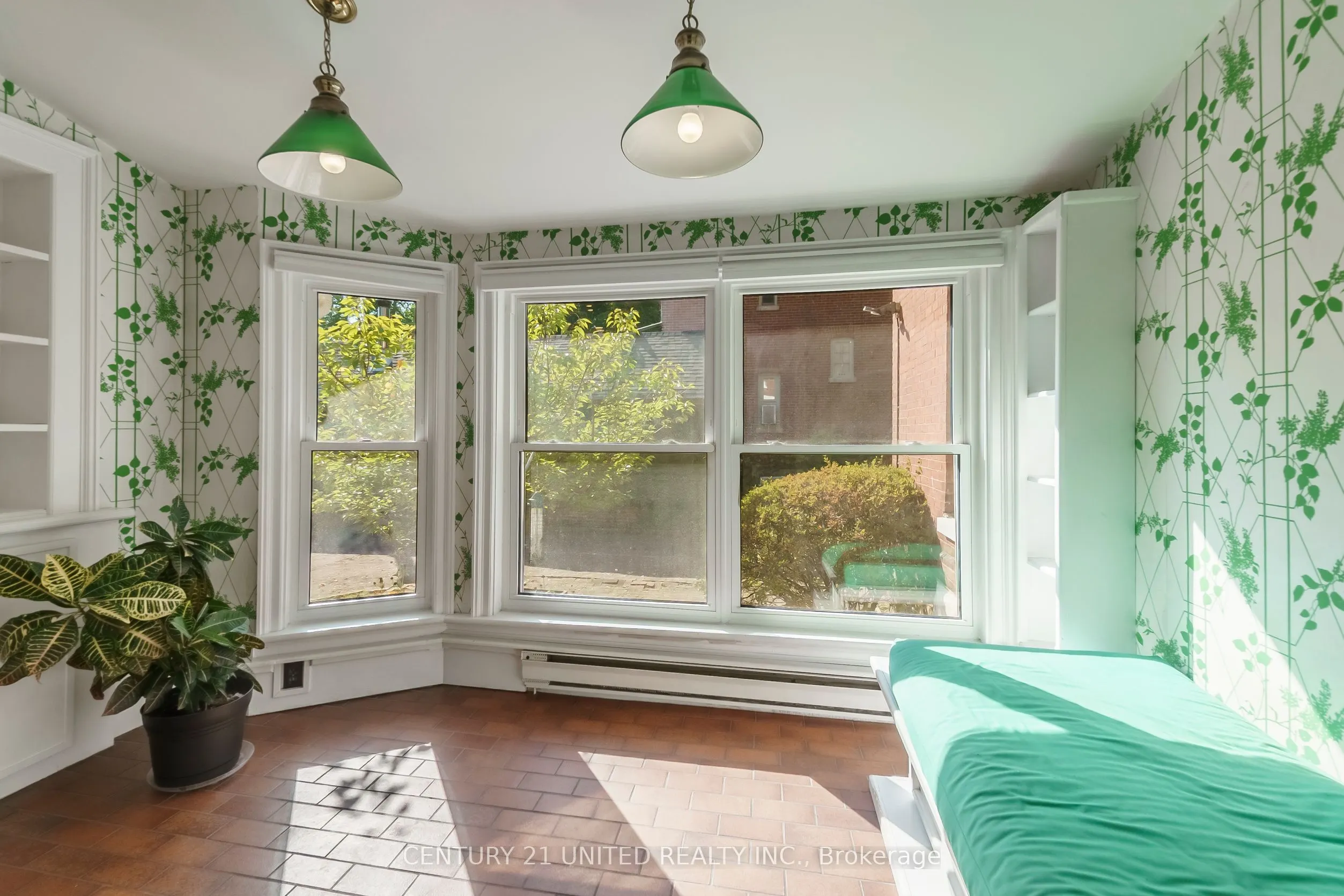 463 Hunter Street W