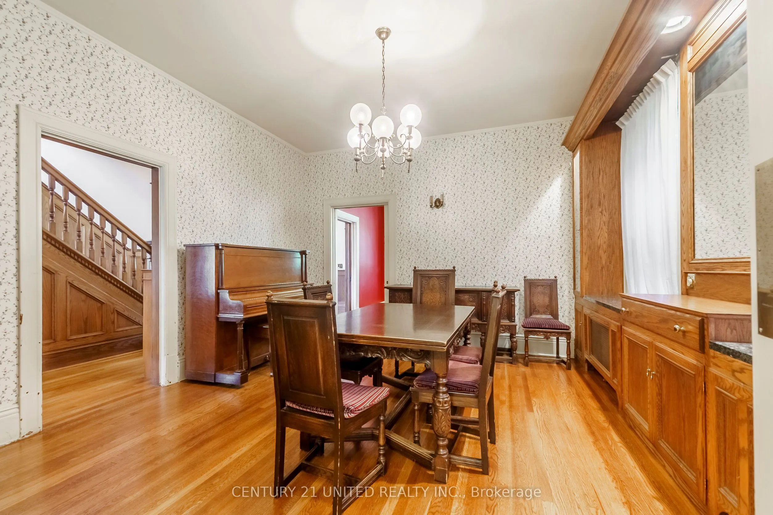 463 Hunter Street W