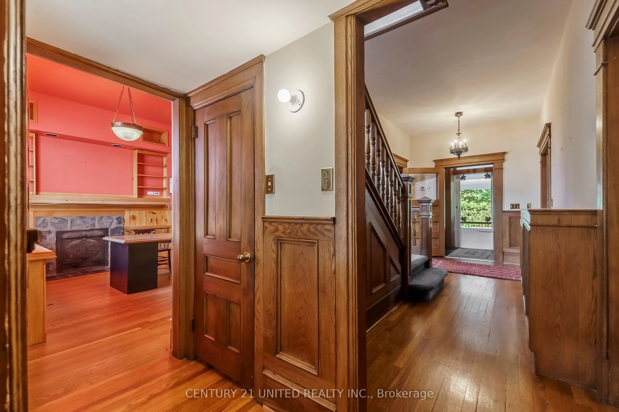463 Hunter Street W