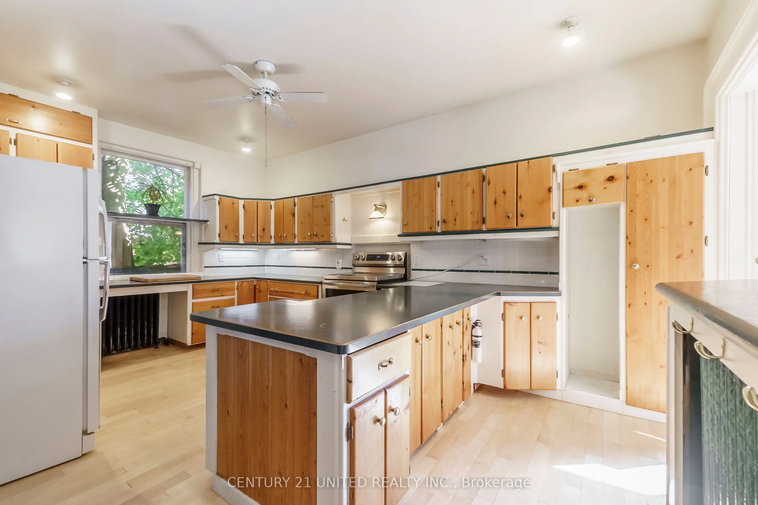 463 Hunter Street W
