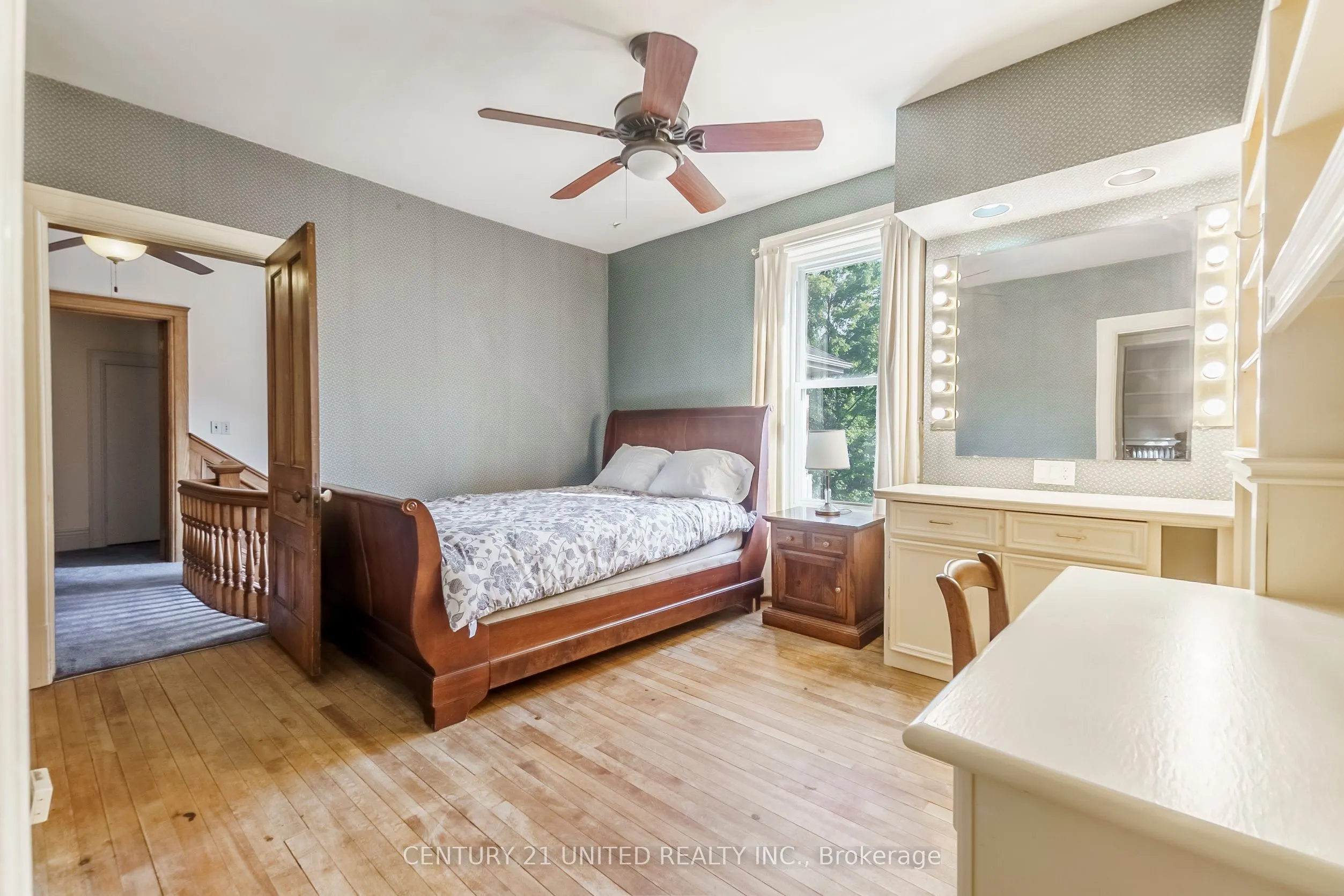 463 Hunter Street W