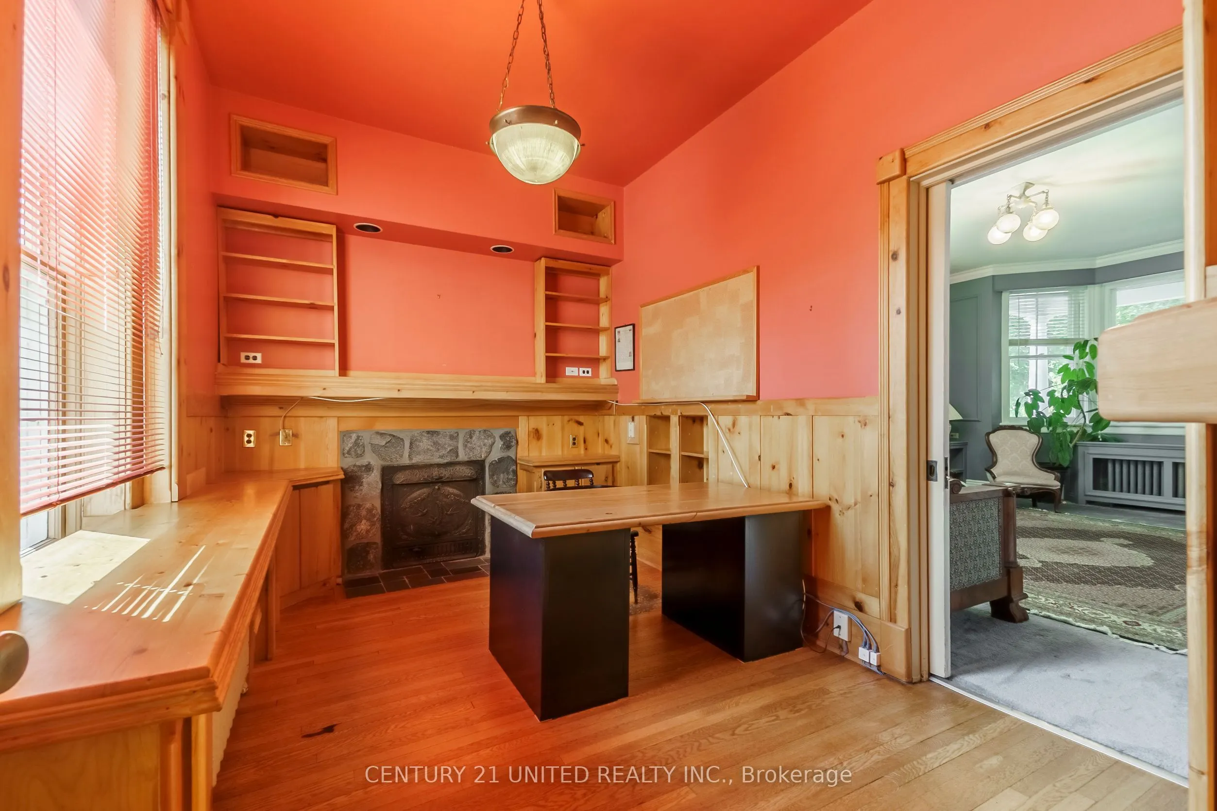 463 Hunter Street W