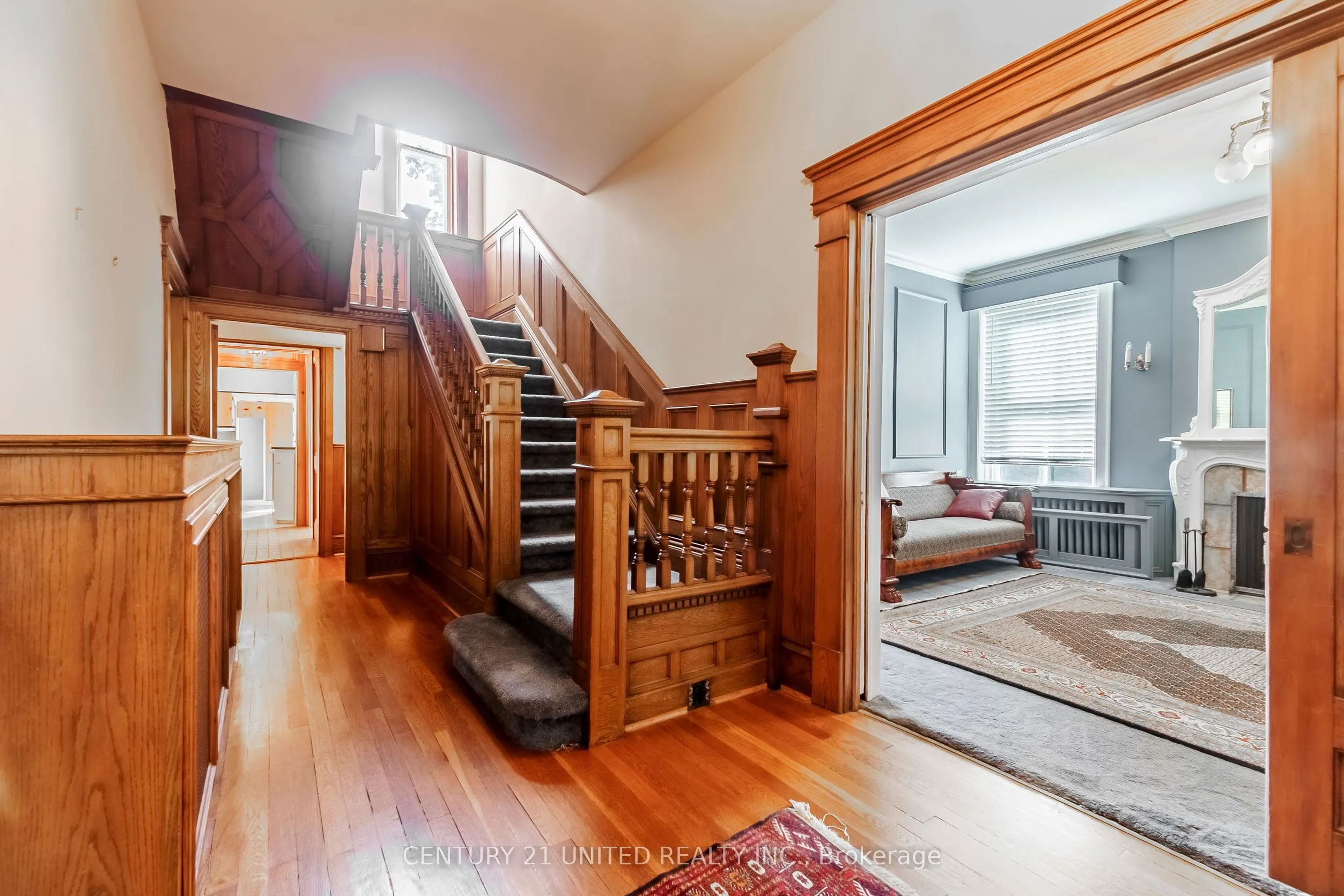 463 Hunter Street W