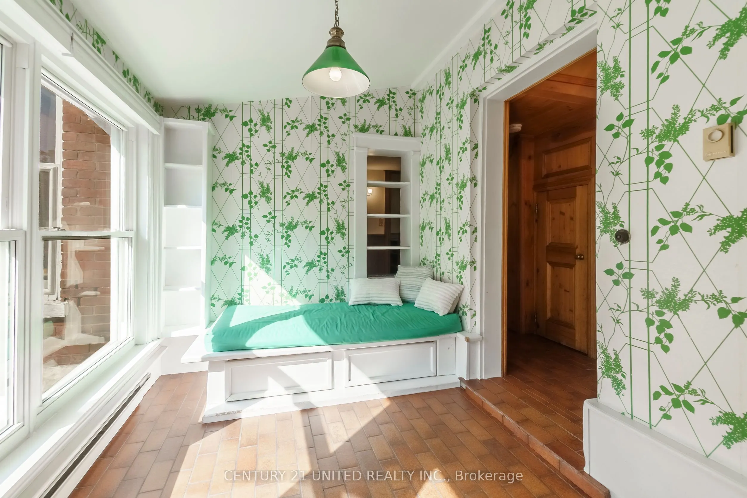 463 Hunter Street W