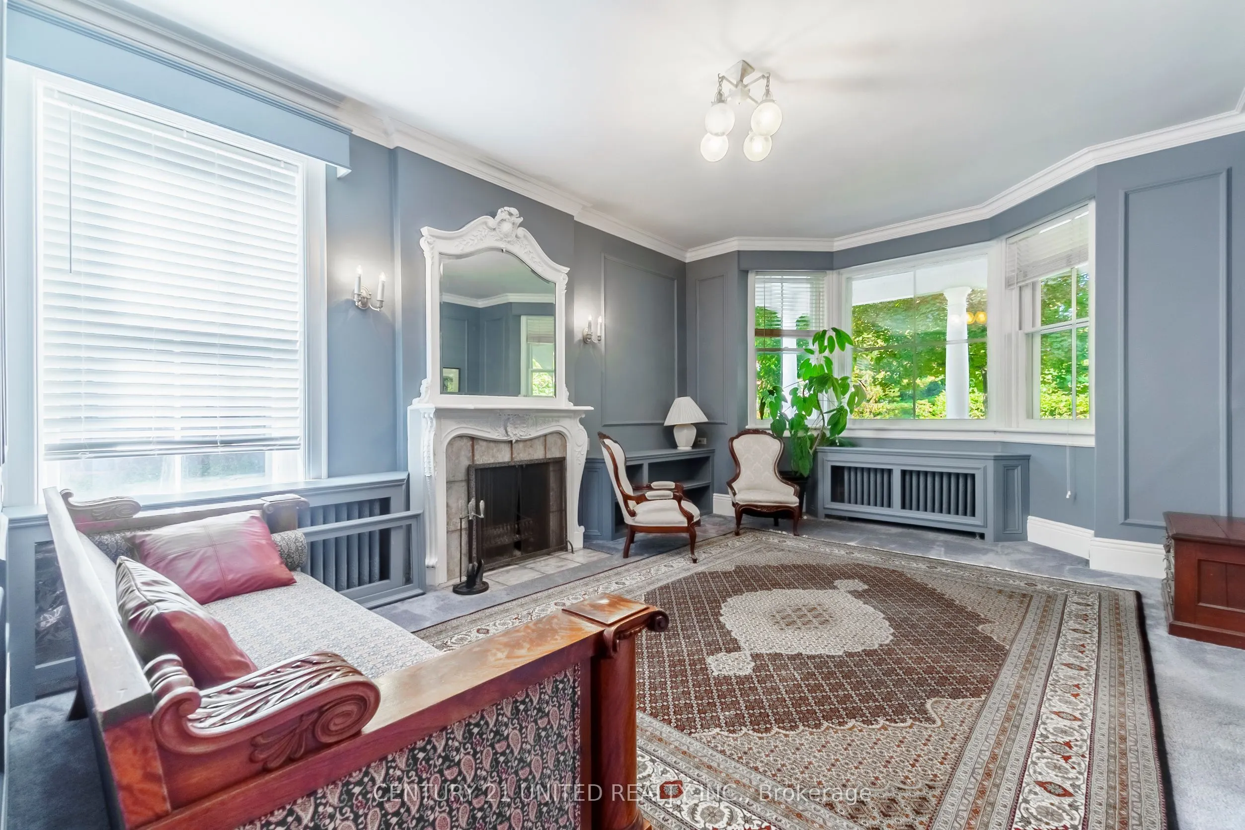 463 Hunter Street W