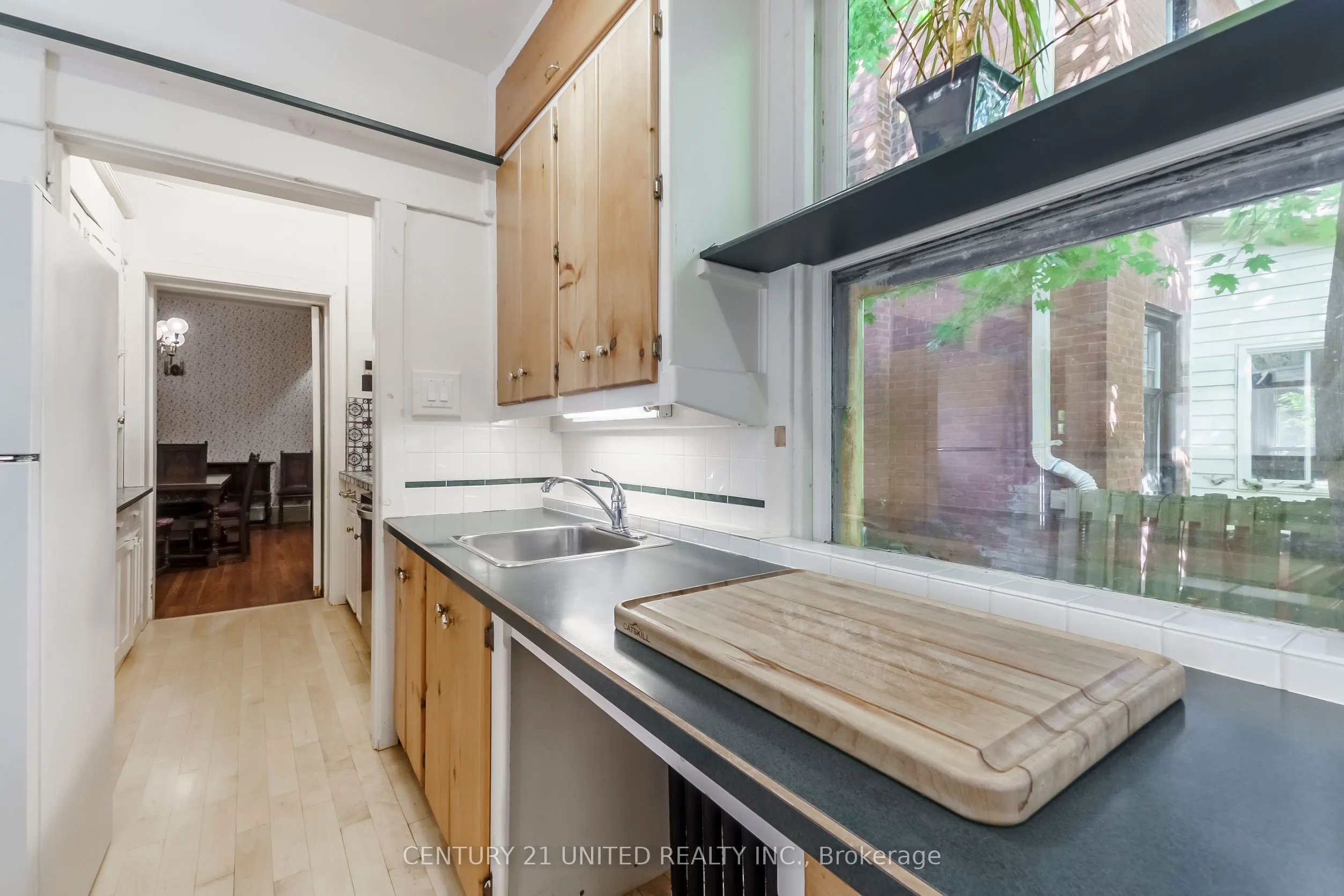 463 Hunter Street W