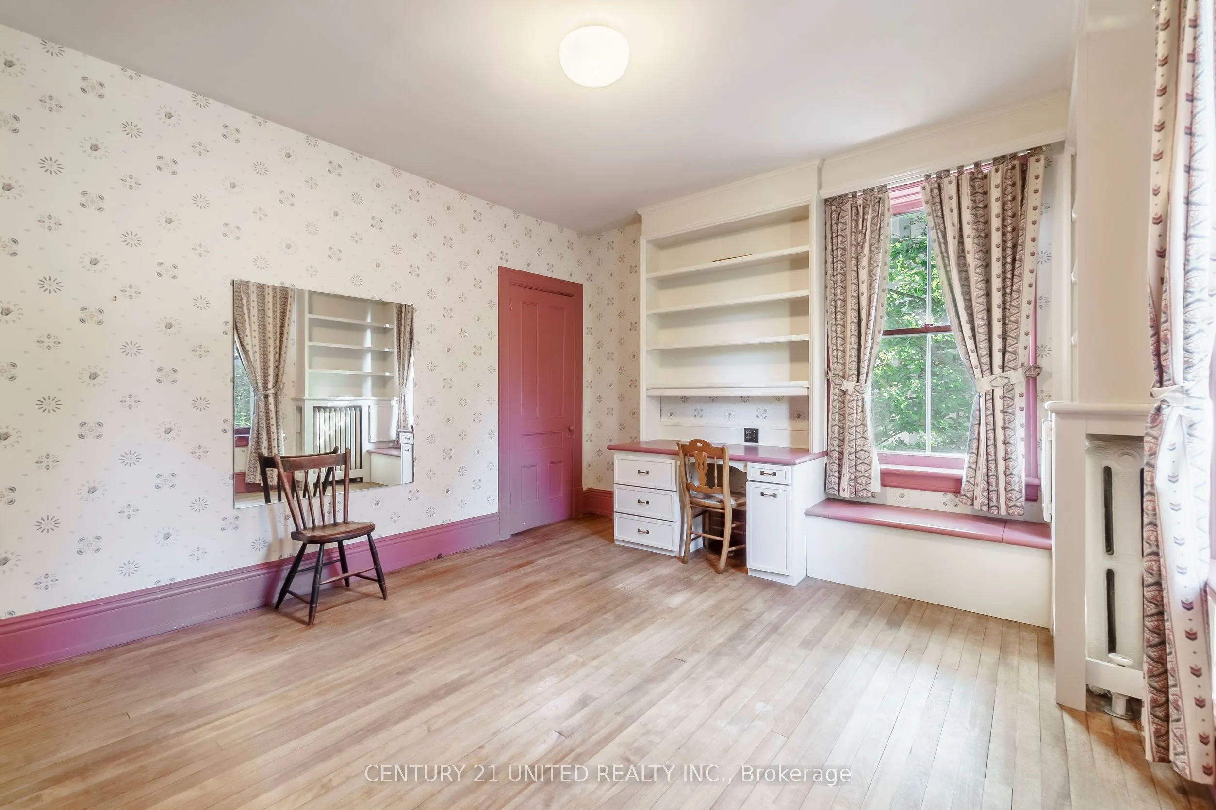 463 Hunter Street W