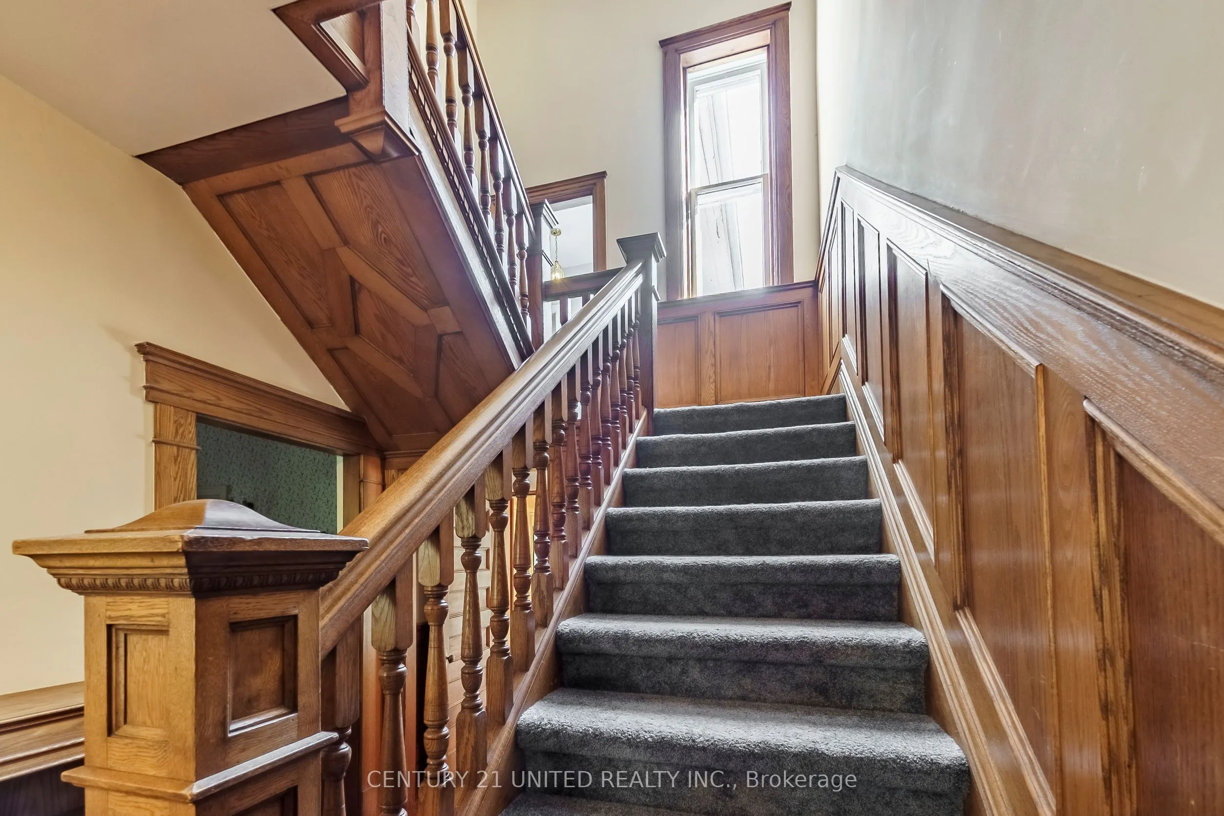 463 Hunter Street W