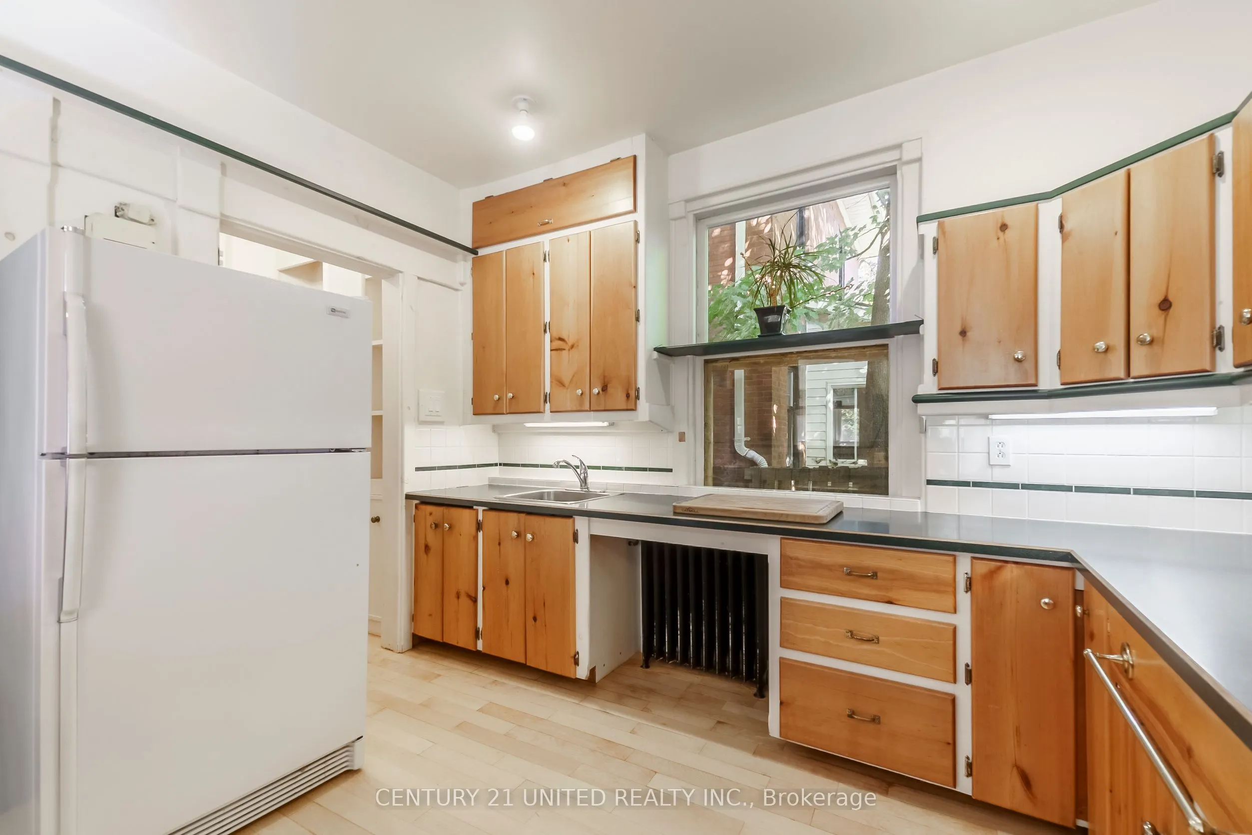 463 Hunter Street W