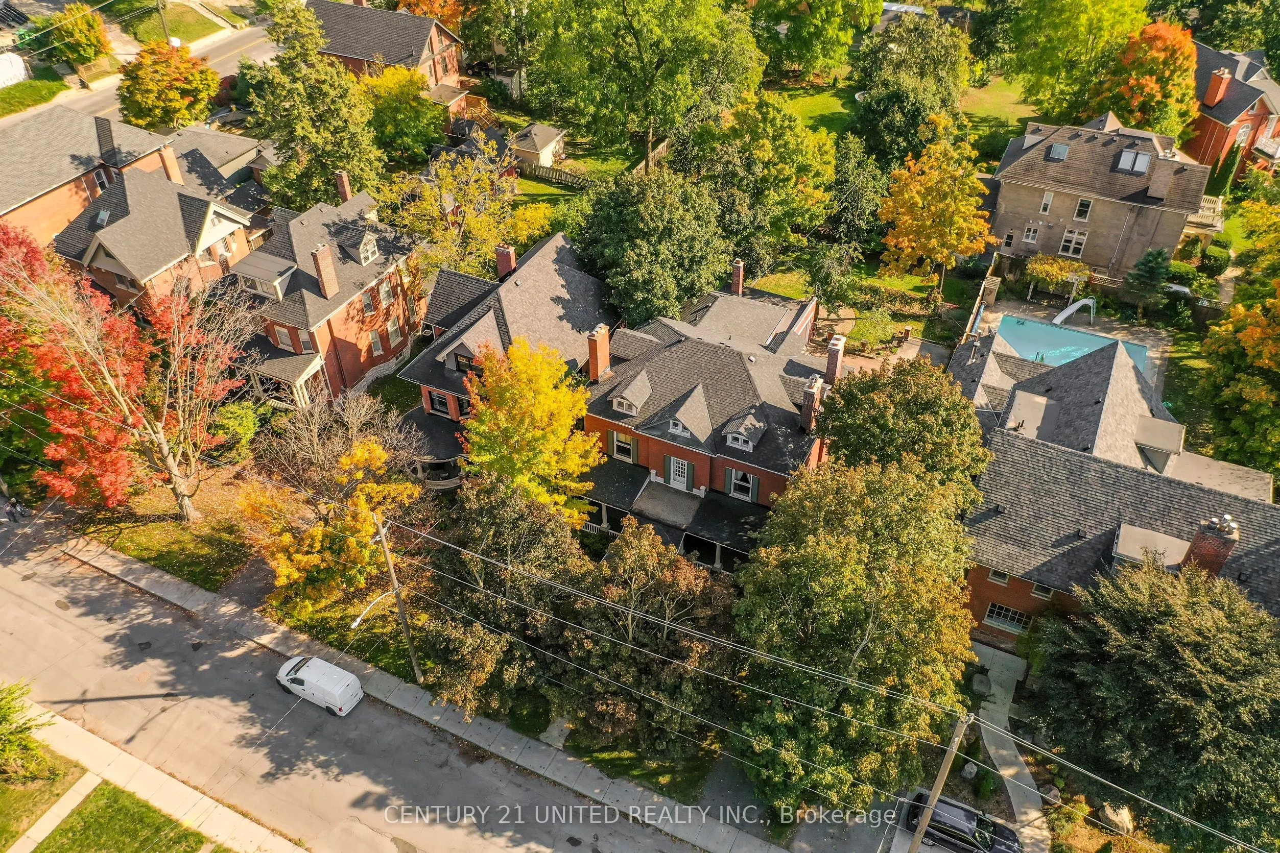 463 Hunter Street W