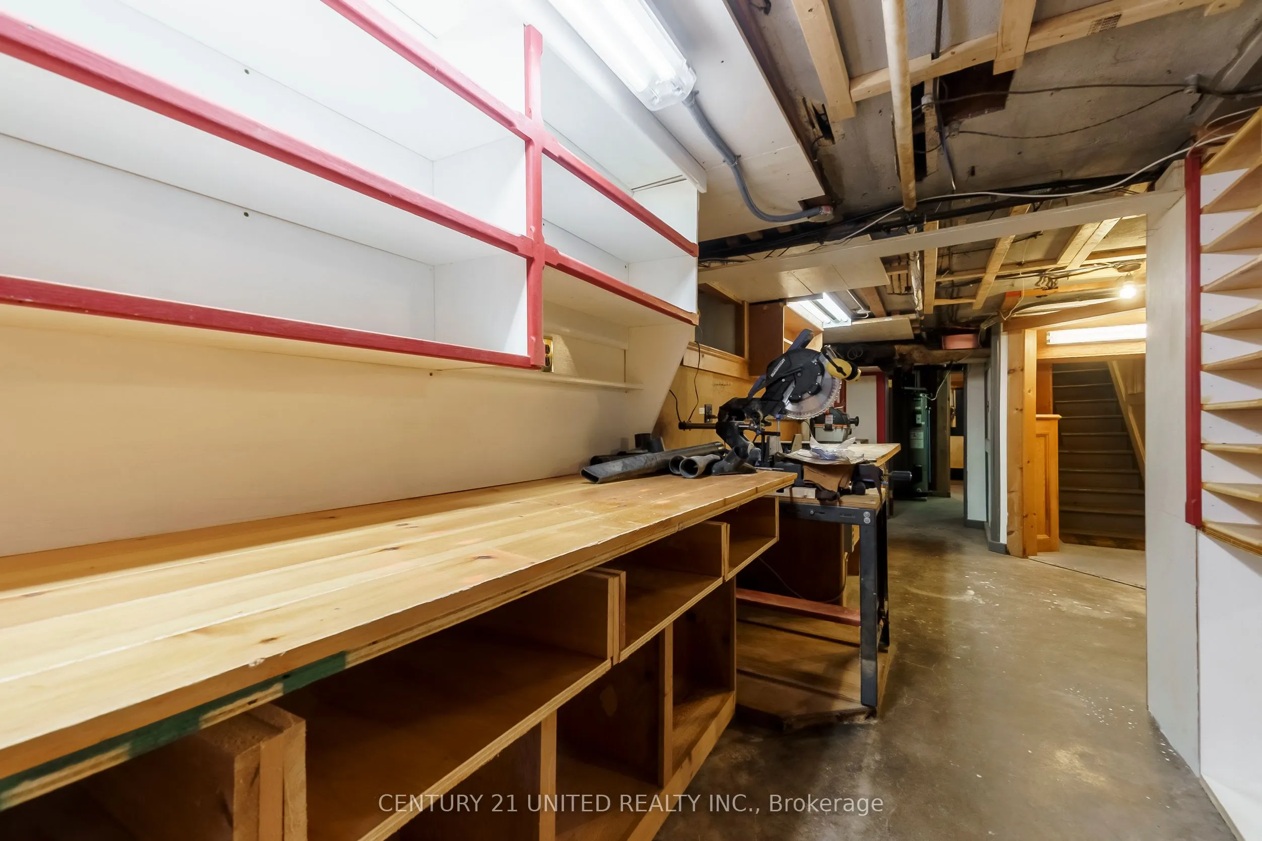 463 Hunter Street W