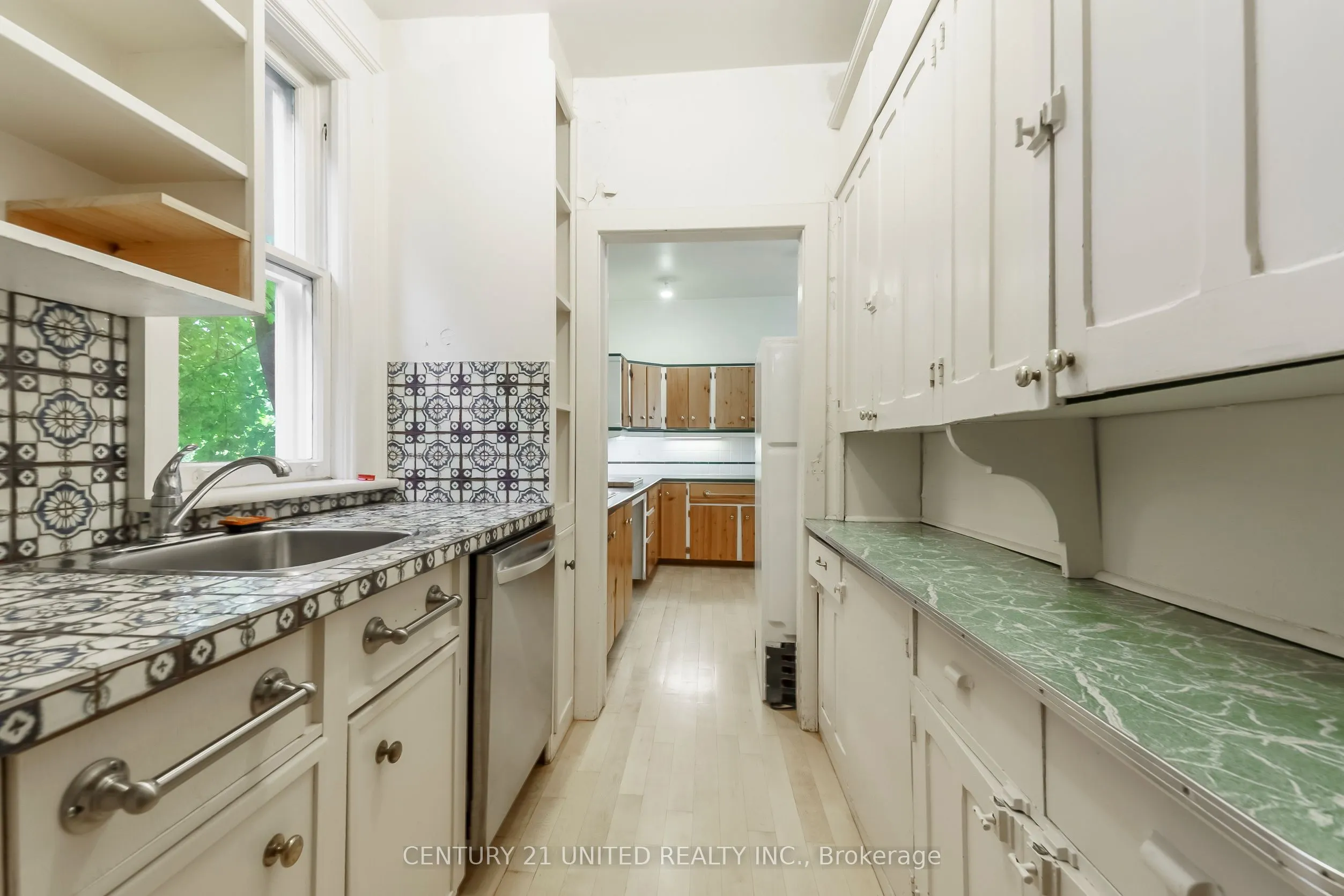 463 Hunter Street W