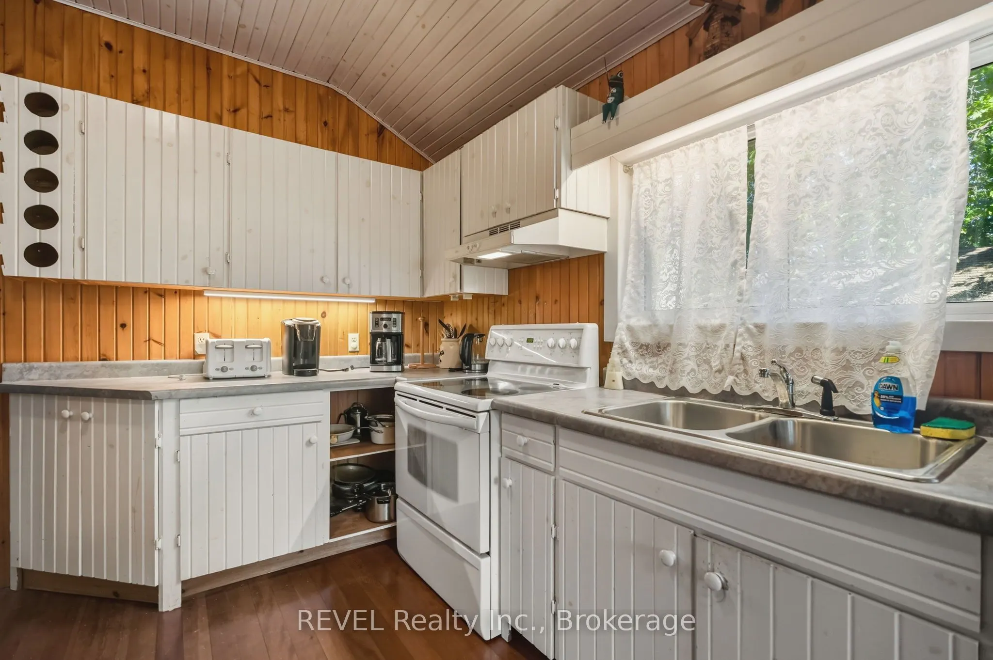 2862 Vimy Road