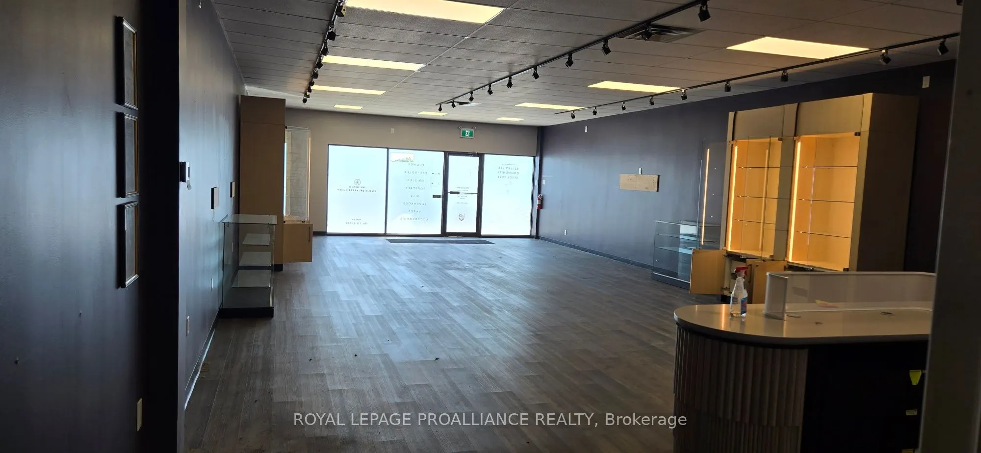 48 Dundas Street W, #Unit 4