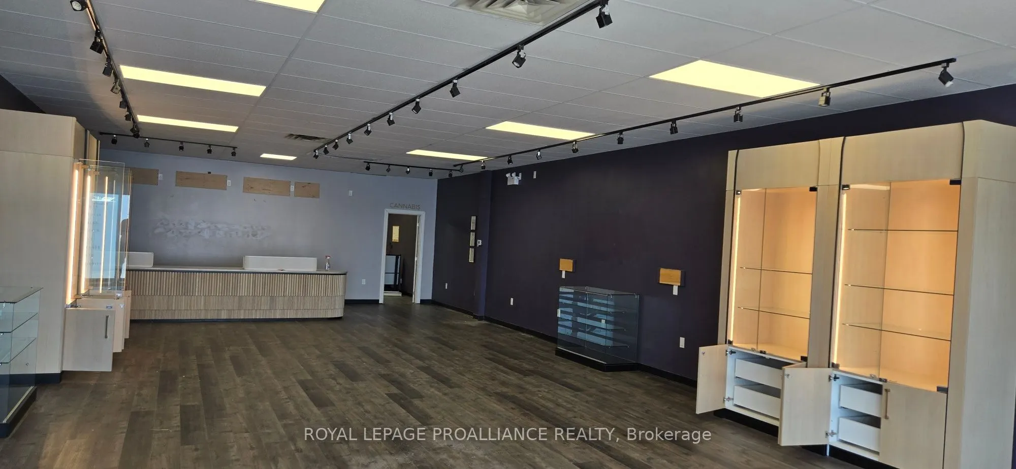 48 Dundas Street W, #Unit 4