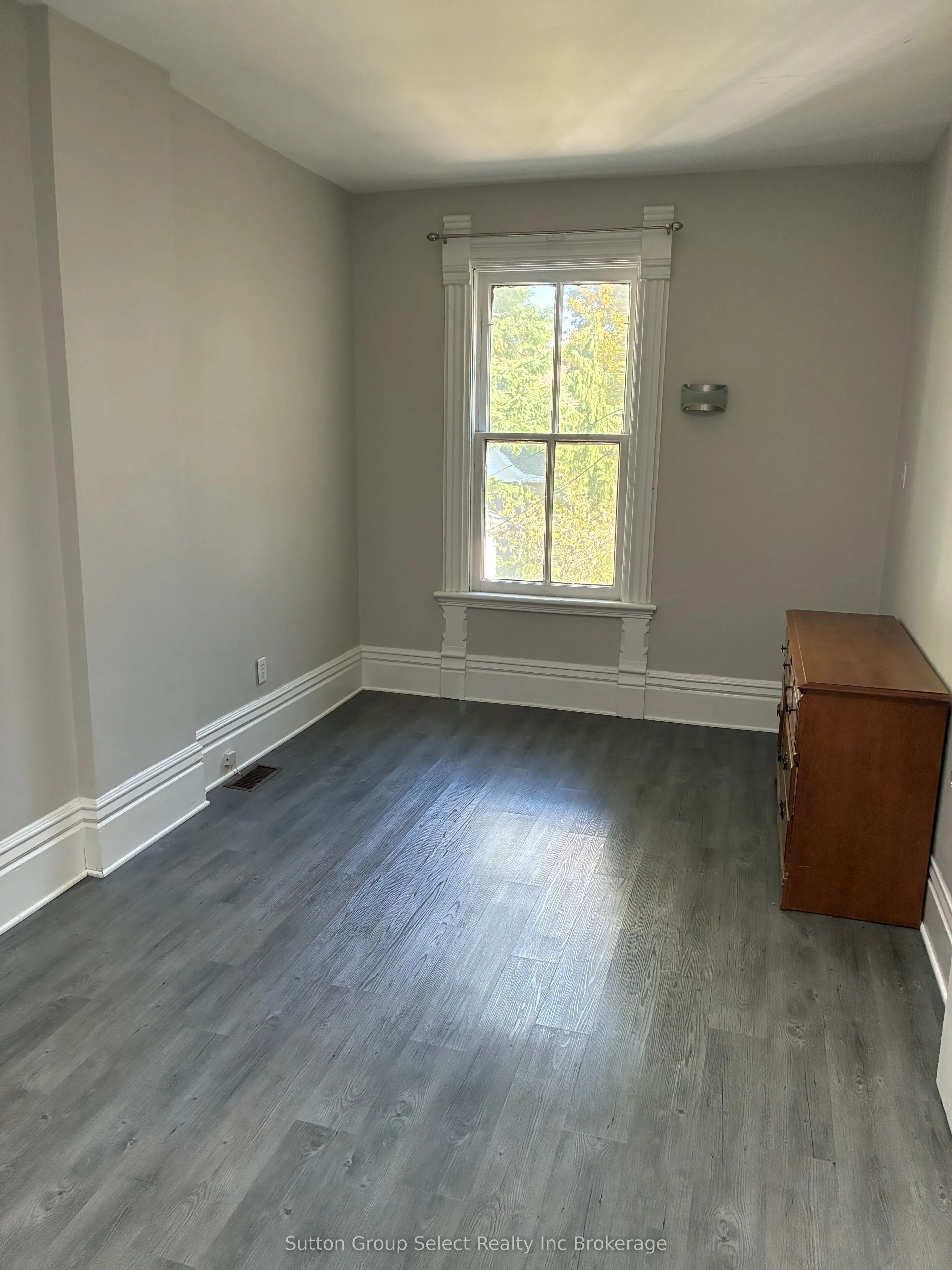 60 Wellington Street N