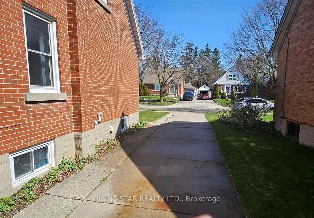 99 Brentwood Avenue N