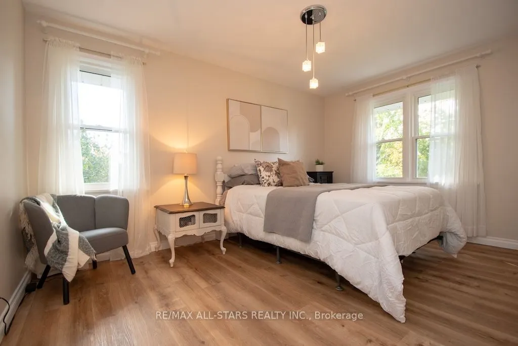 19 Adelaide Street S