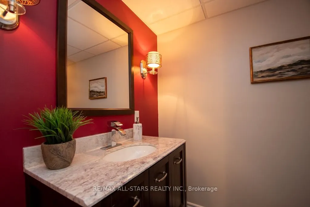 19 Adelaide Street S