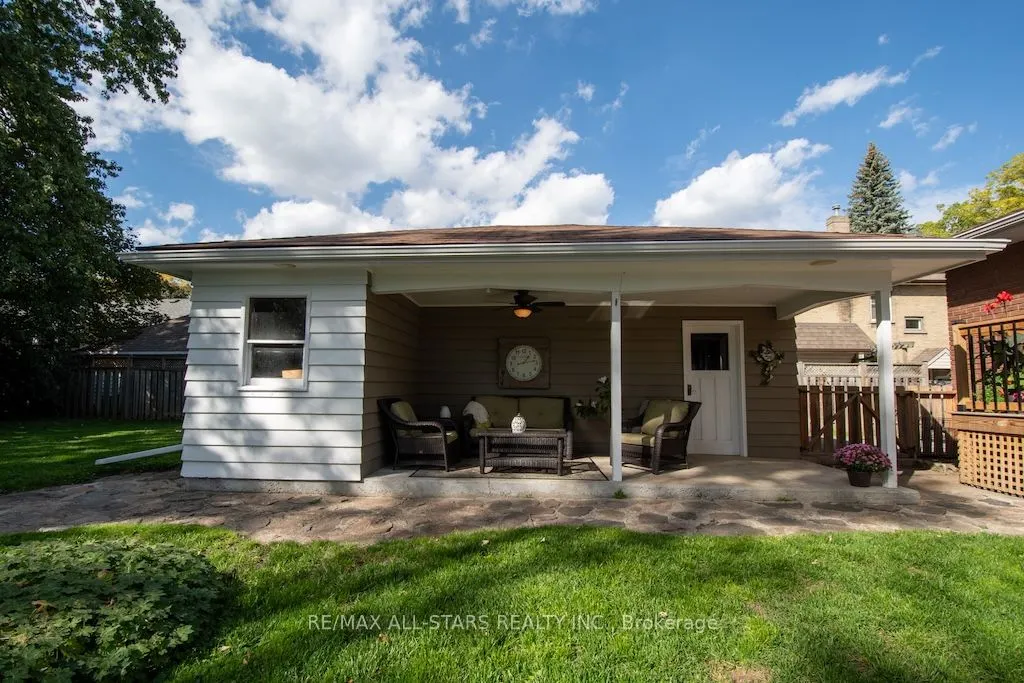 19 Adelaide Street S