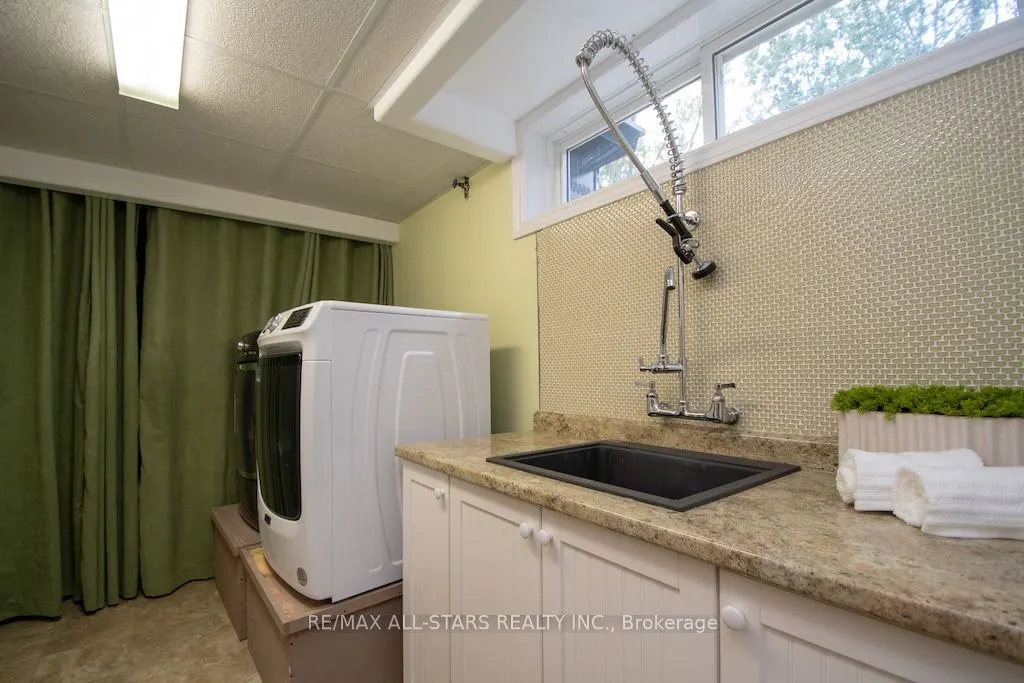 19 Adelaide Street S