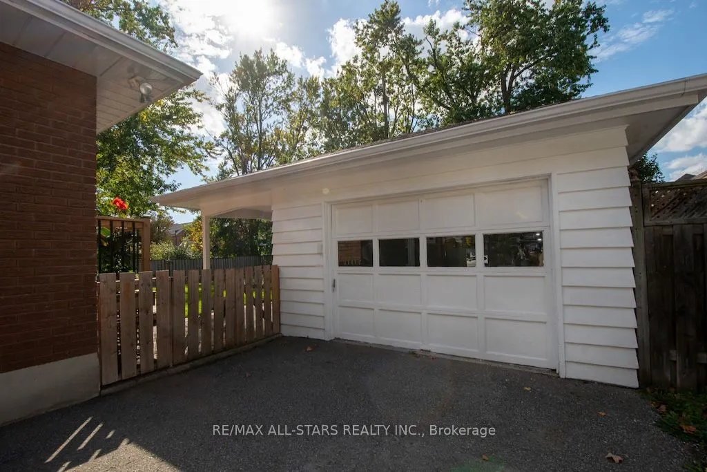 19 Adelaide Street S