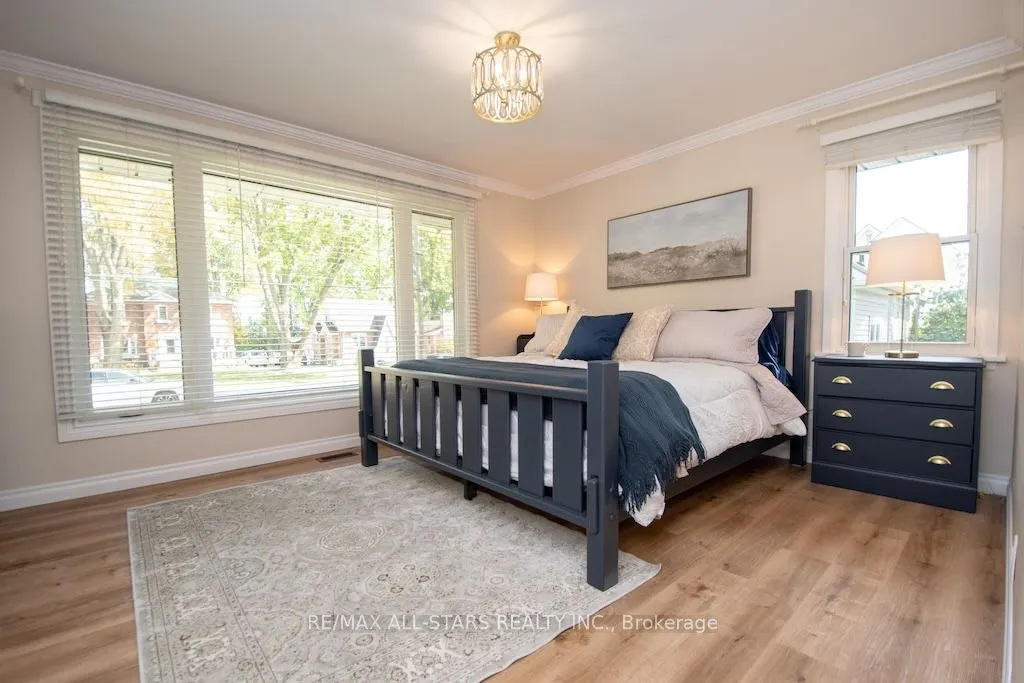 19 Adelaide Street S