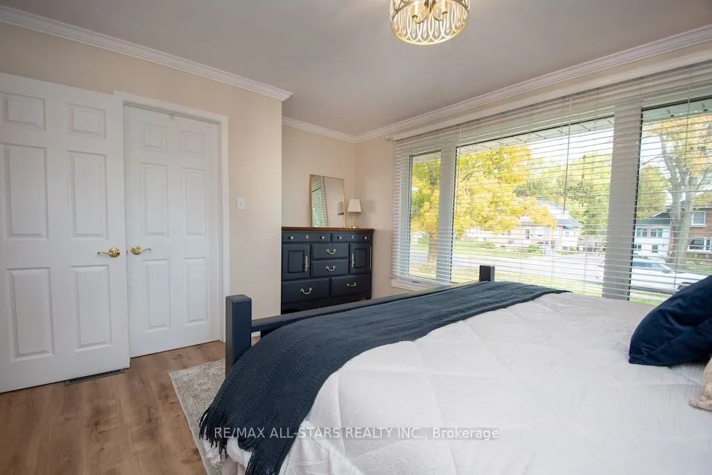 19 Adelaide Street S